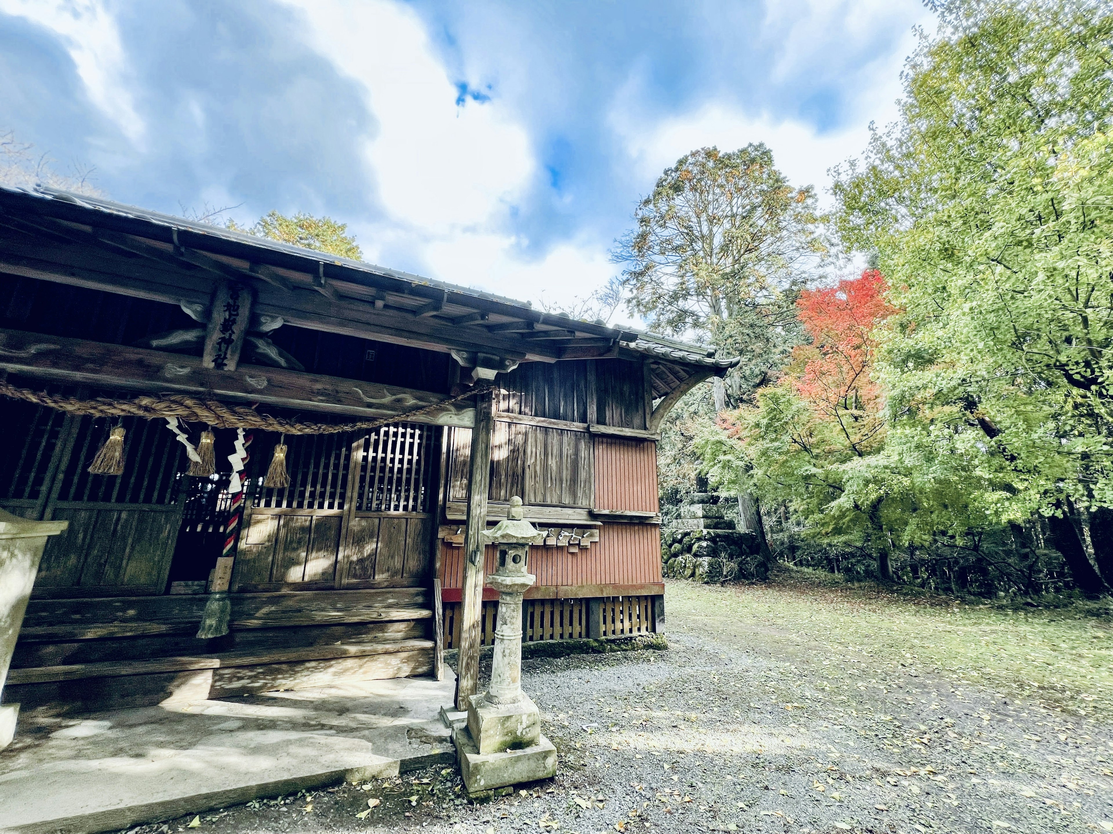 古い木造の建物と美しい自然の風景が広がる場所