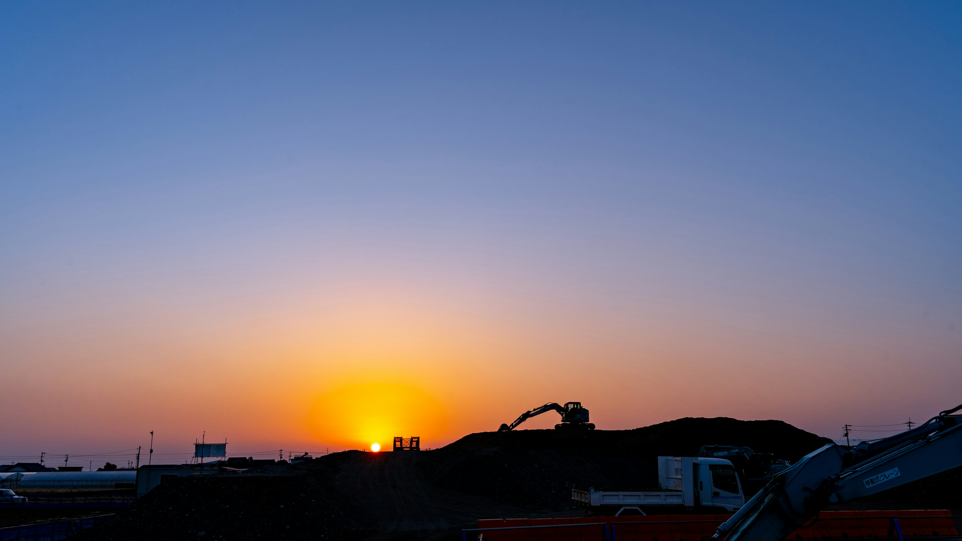 夕日が沈む美しい風景とシルエットの工業的な要素