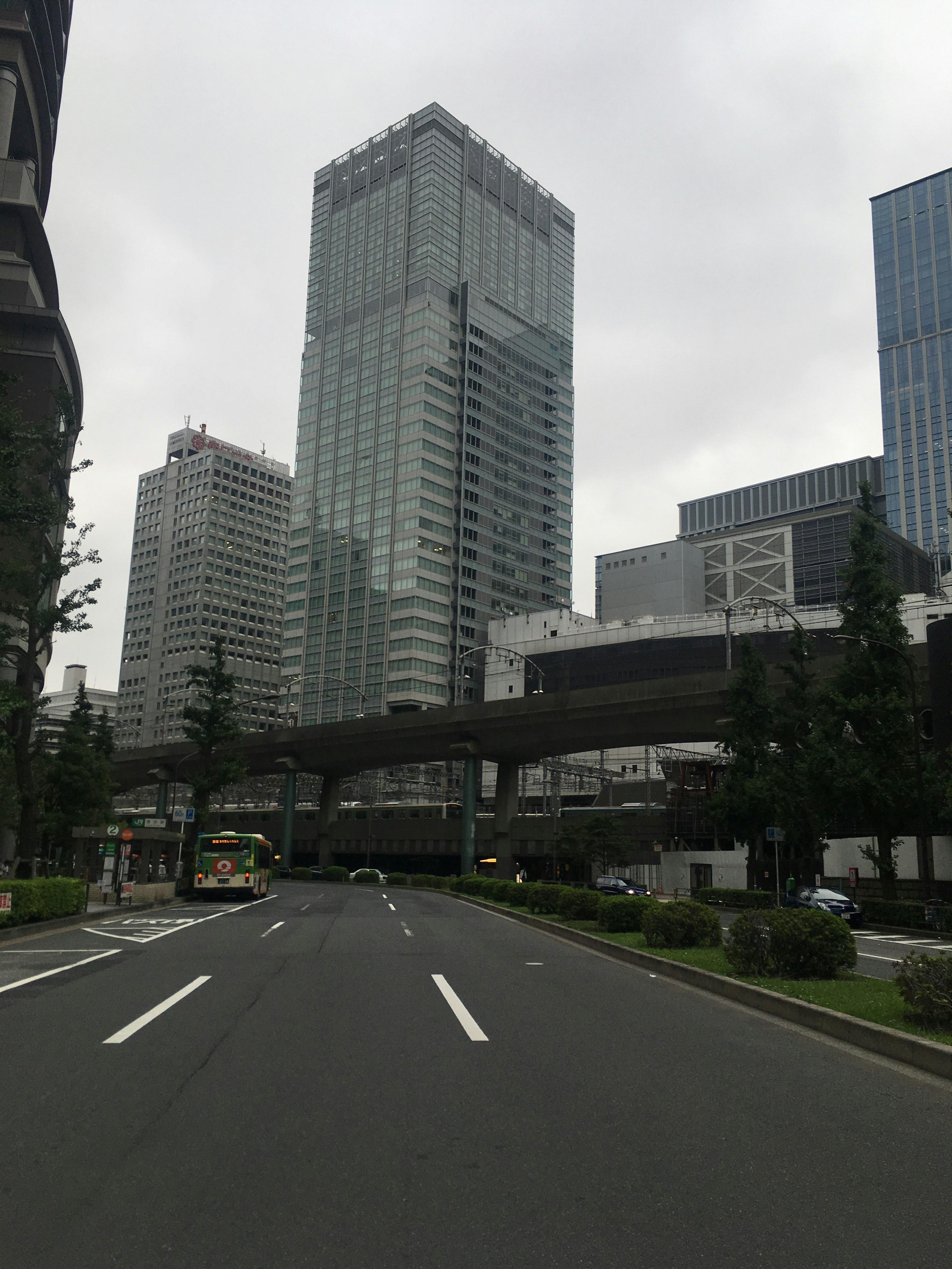 Vista de una calle de la ciudad con edificios altos y un paso elevado