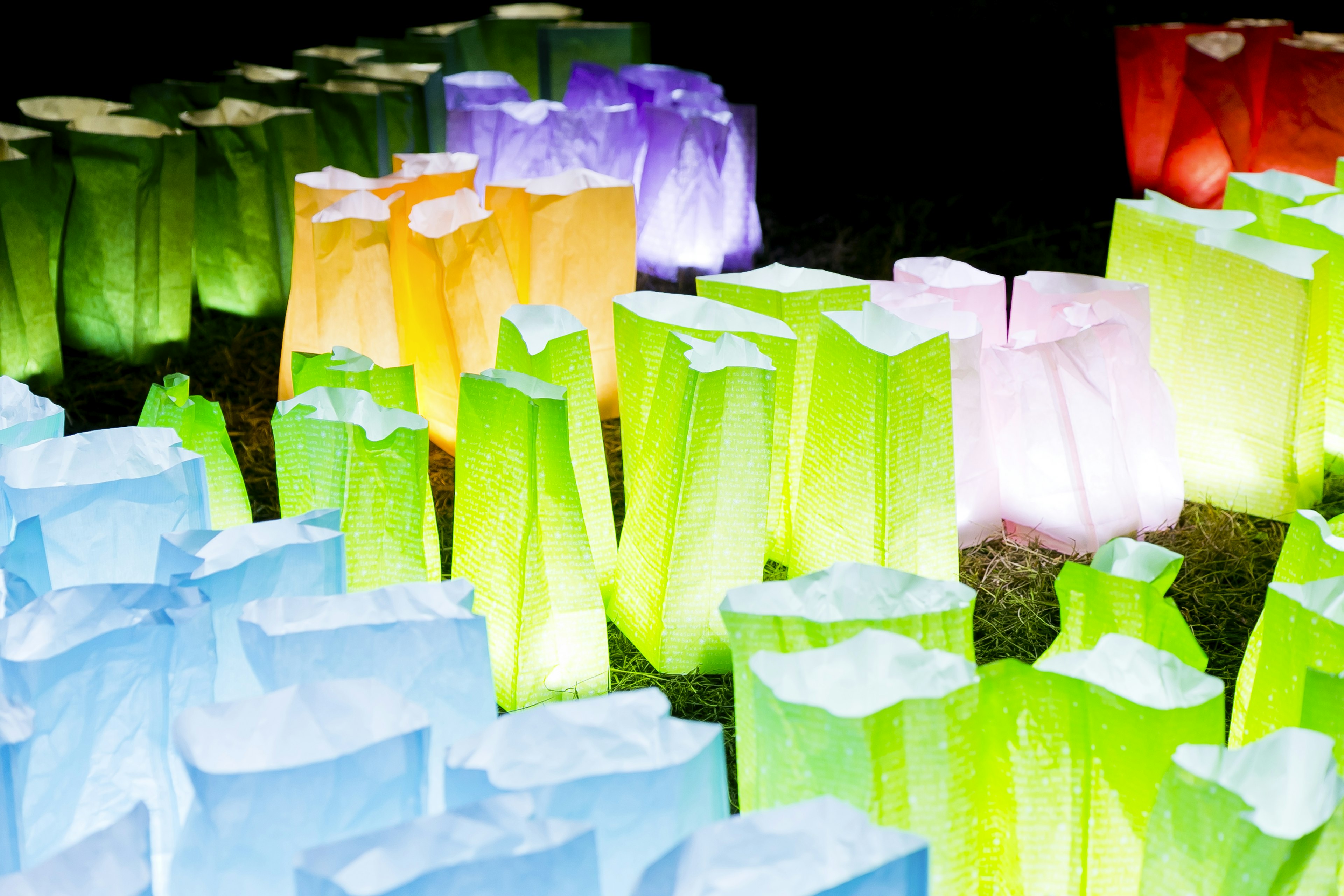 Un paysage fascinant de lanternes colorées illuminées dans diverses teintes