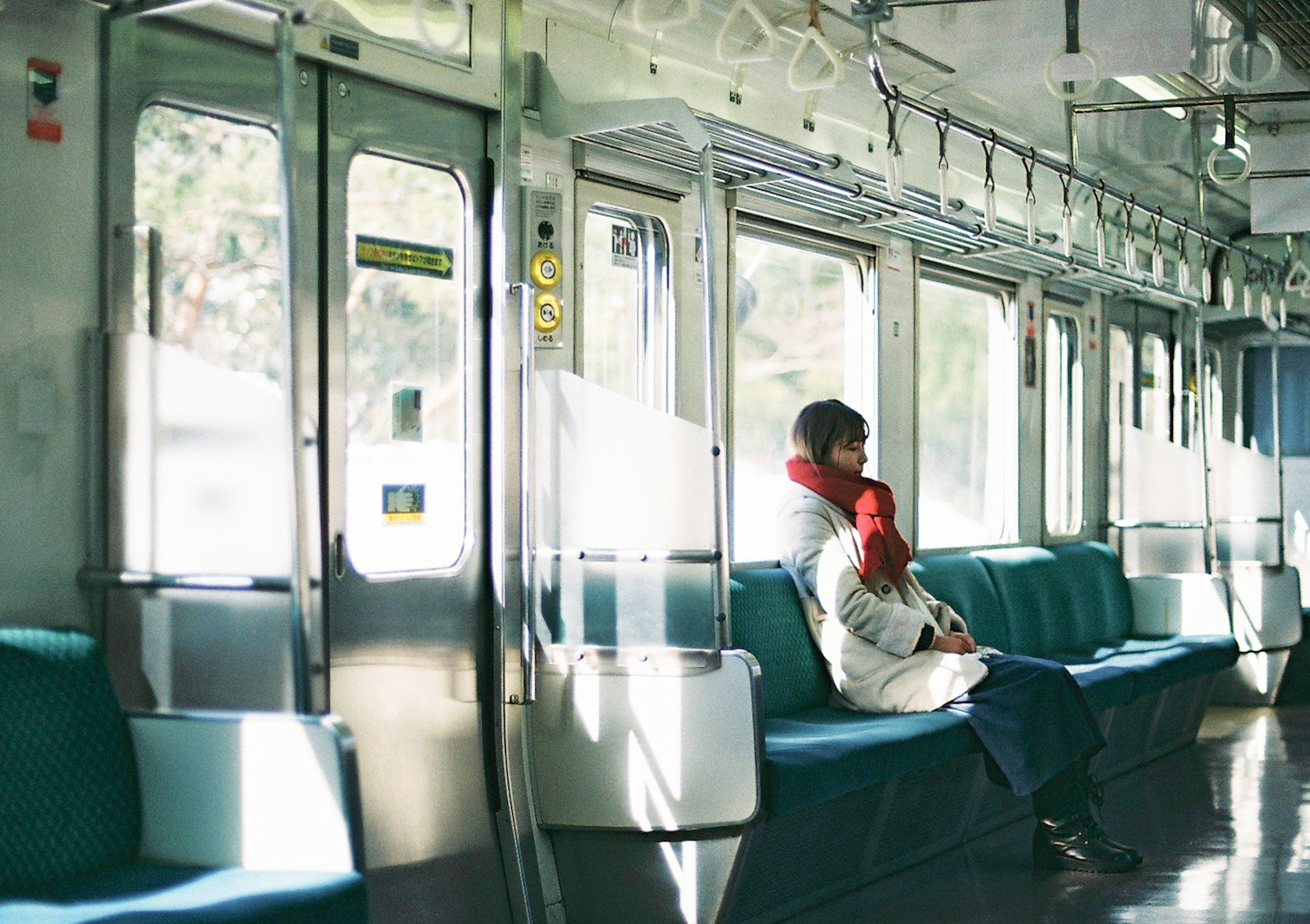 空の電車の中で座っている人々