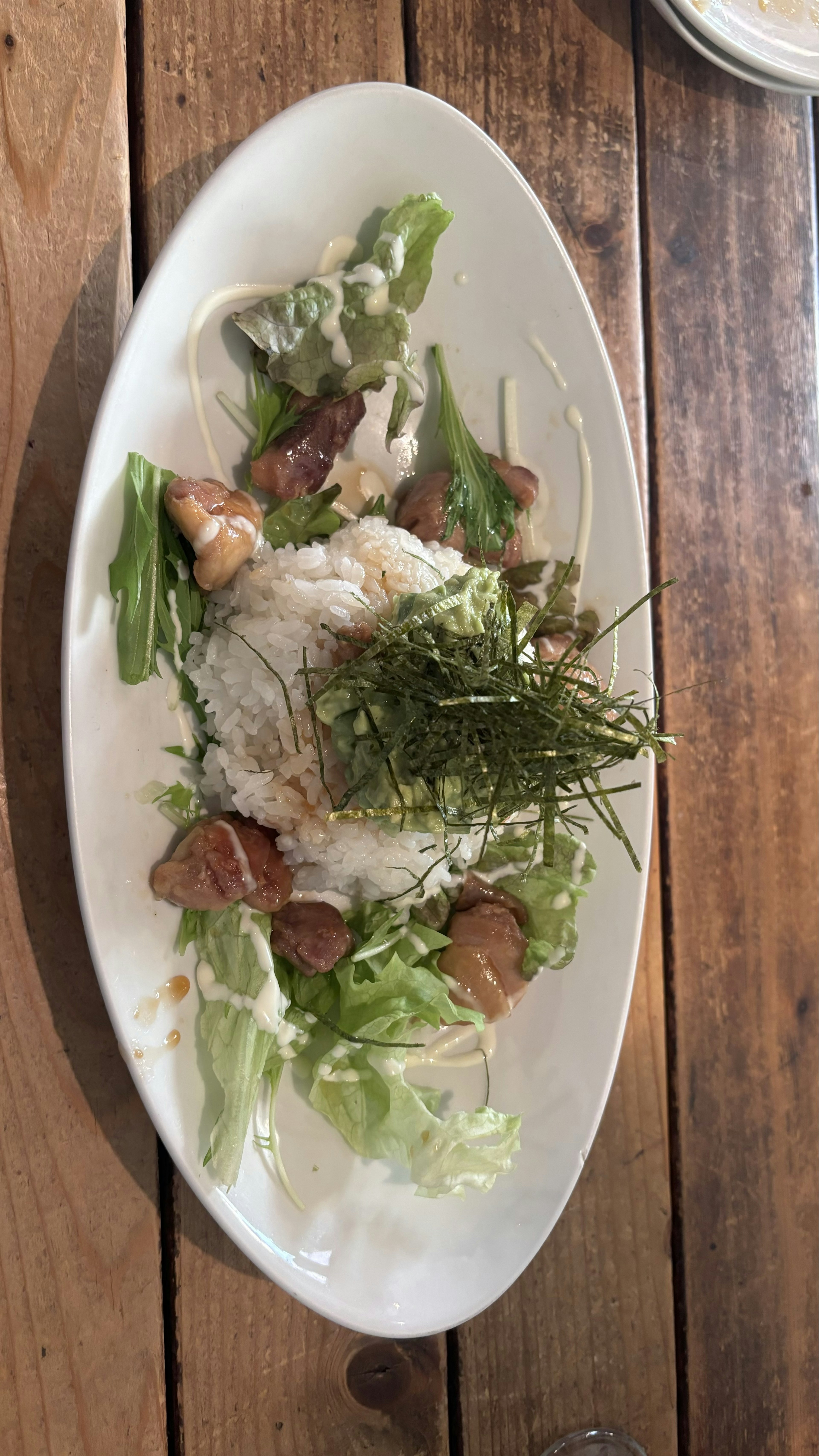 Piatto con filetto di pesce bianco e insalata di foglie verdi fresche