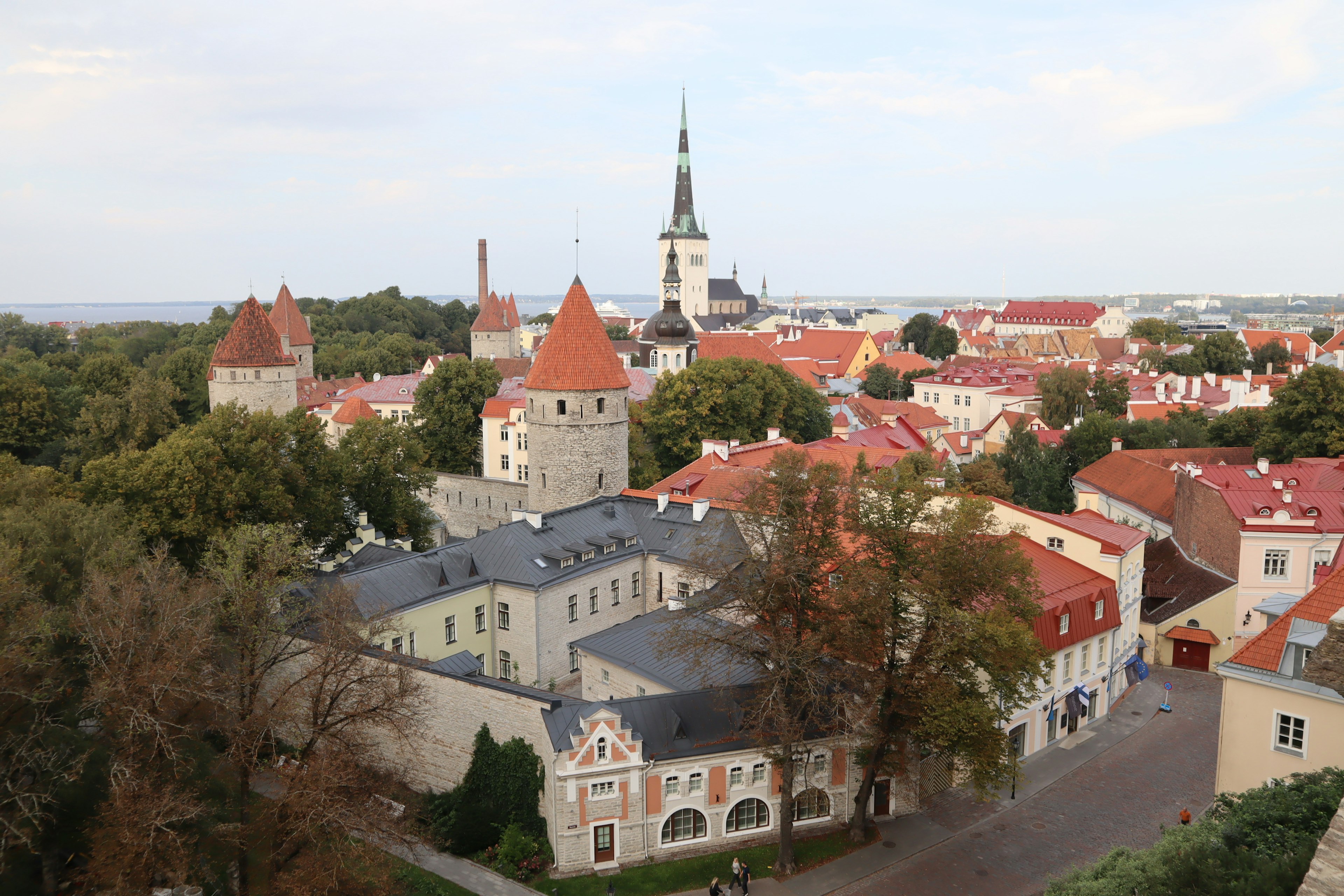 Pemandangan indah Kota Tua Tallinn dengan bangunan atap merah dan menara