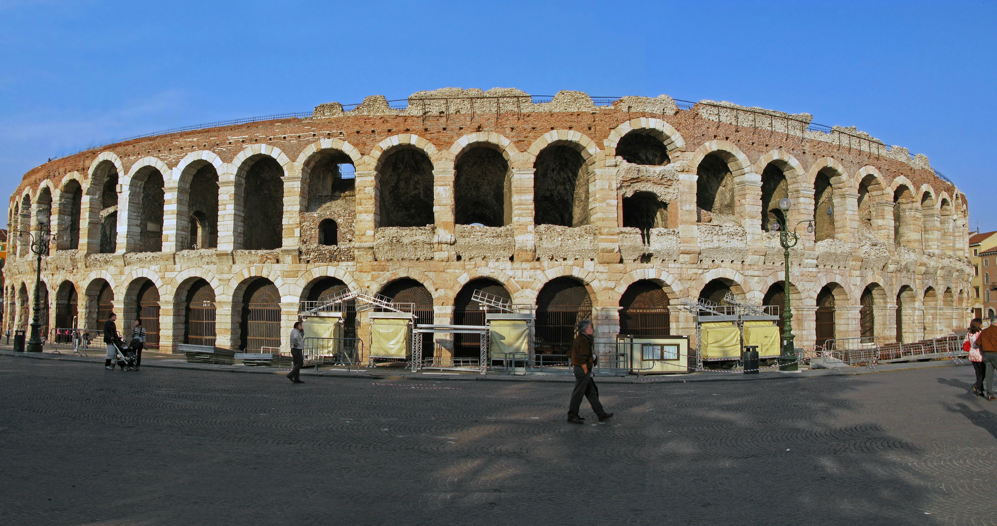 Vue extérieure d'un amphithéâtre romain ancien avec des arches et une structure en pierre