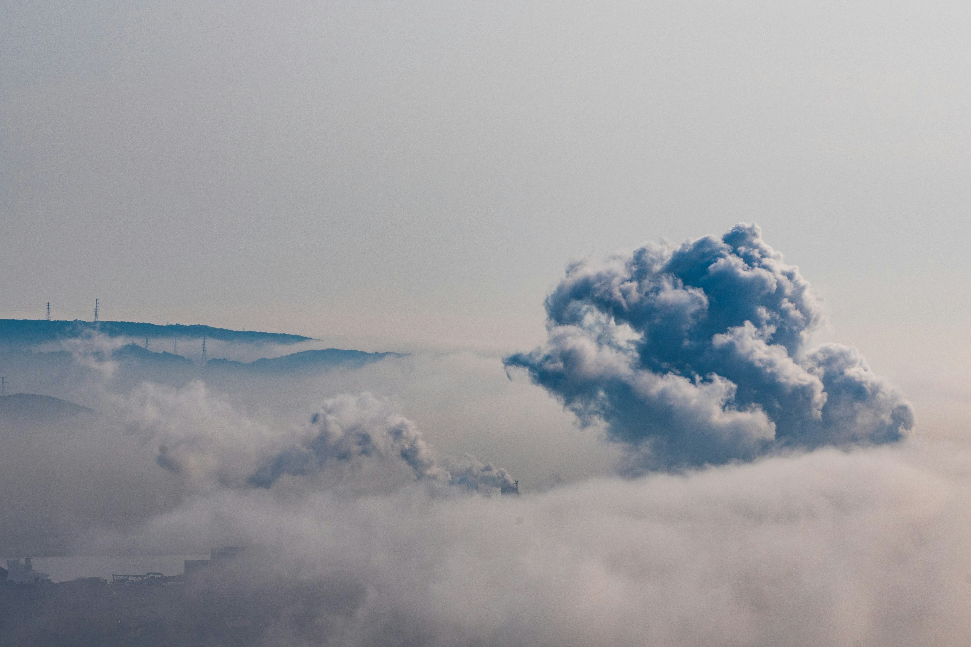 Nuages bleus et brouillard dans le ciel