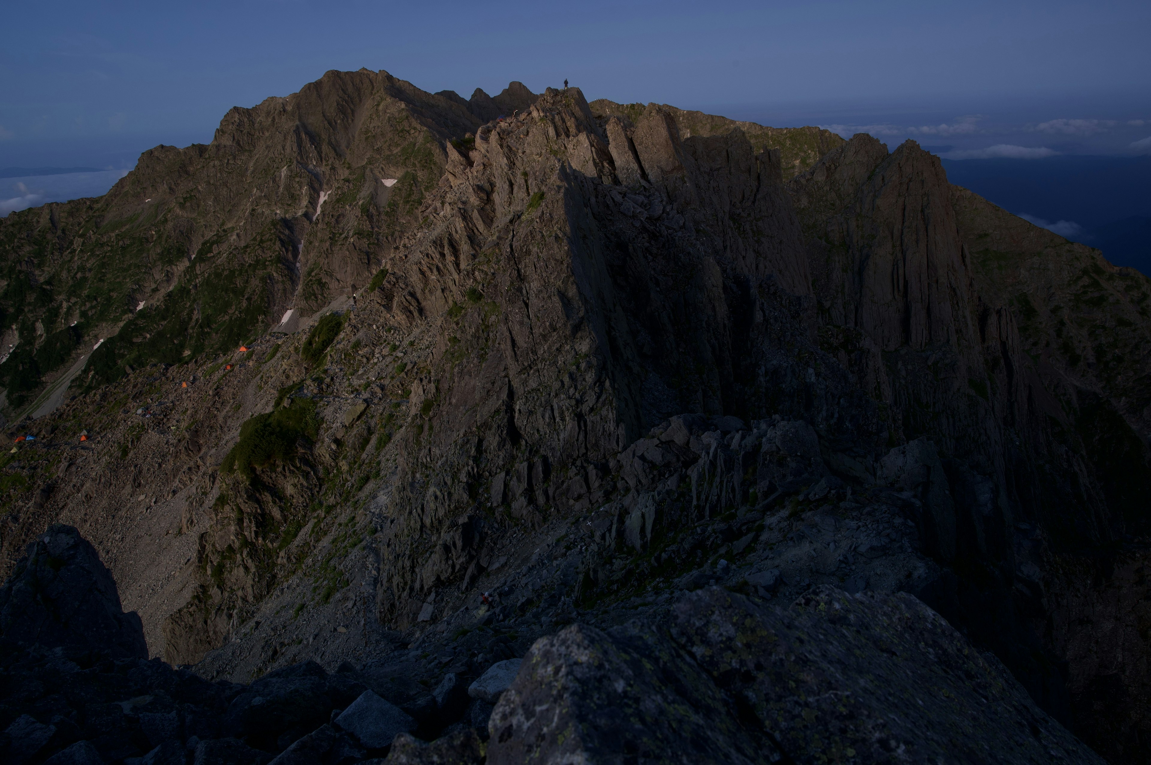 Cresta de montaña iluminada al anochecer