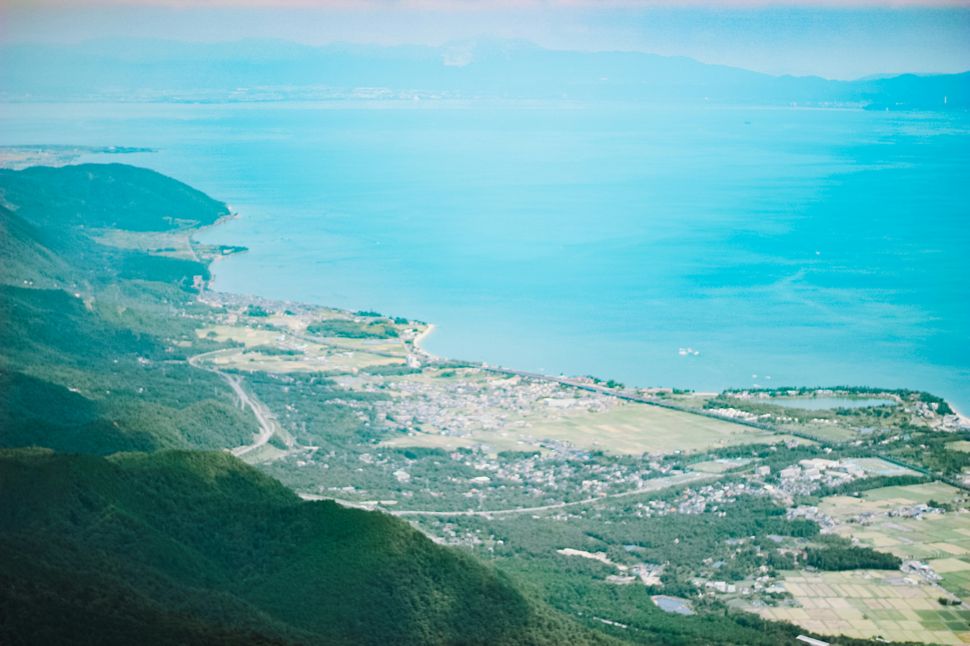 Une vue imprenable d'en haut montrant des montagnes et la mer