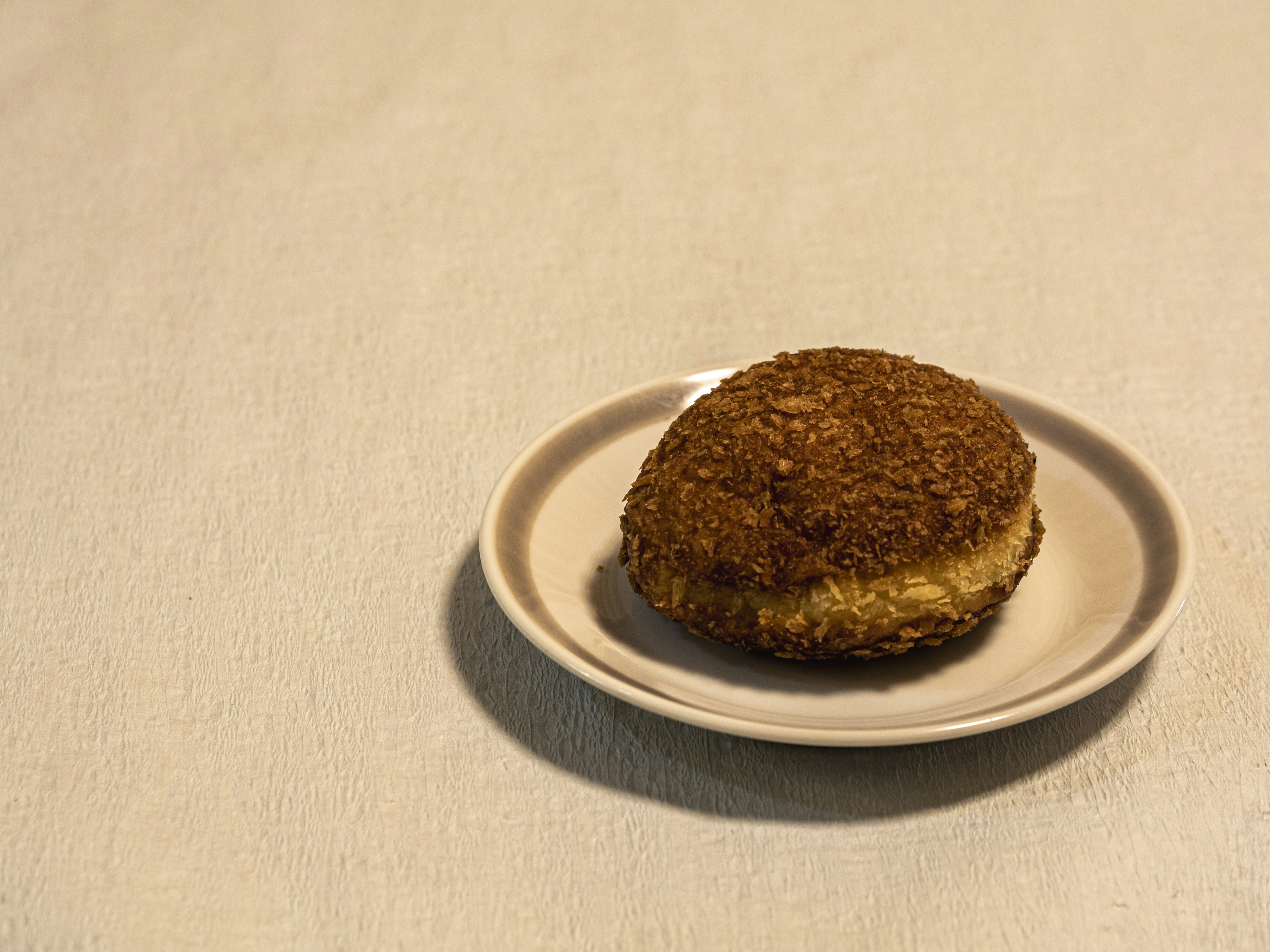 Una deliciosa galleta en un pequeño plato