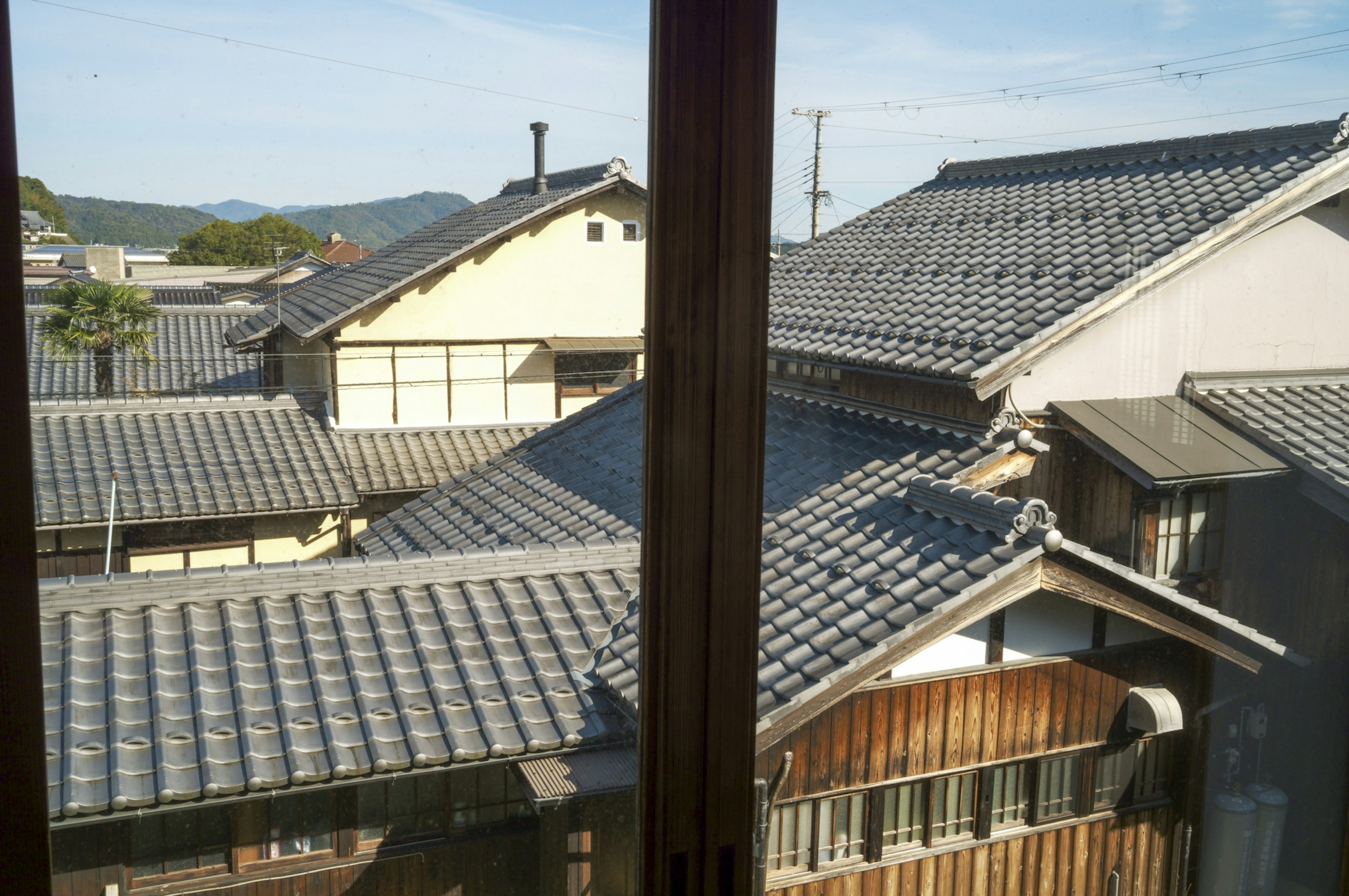 Blick auf traditionelle japanische Dächer von einem Fenster