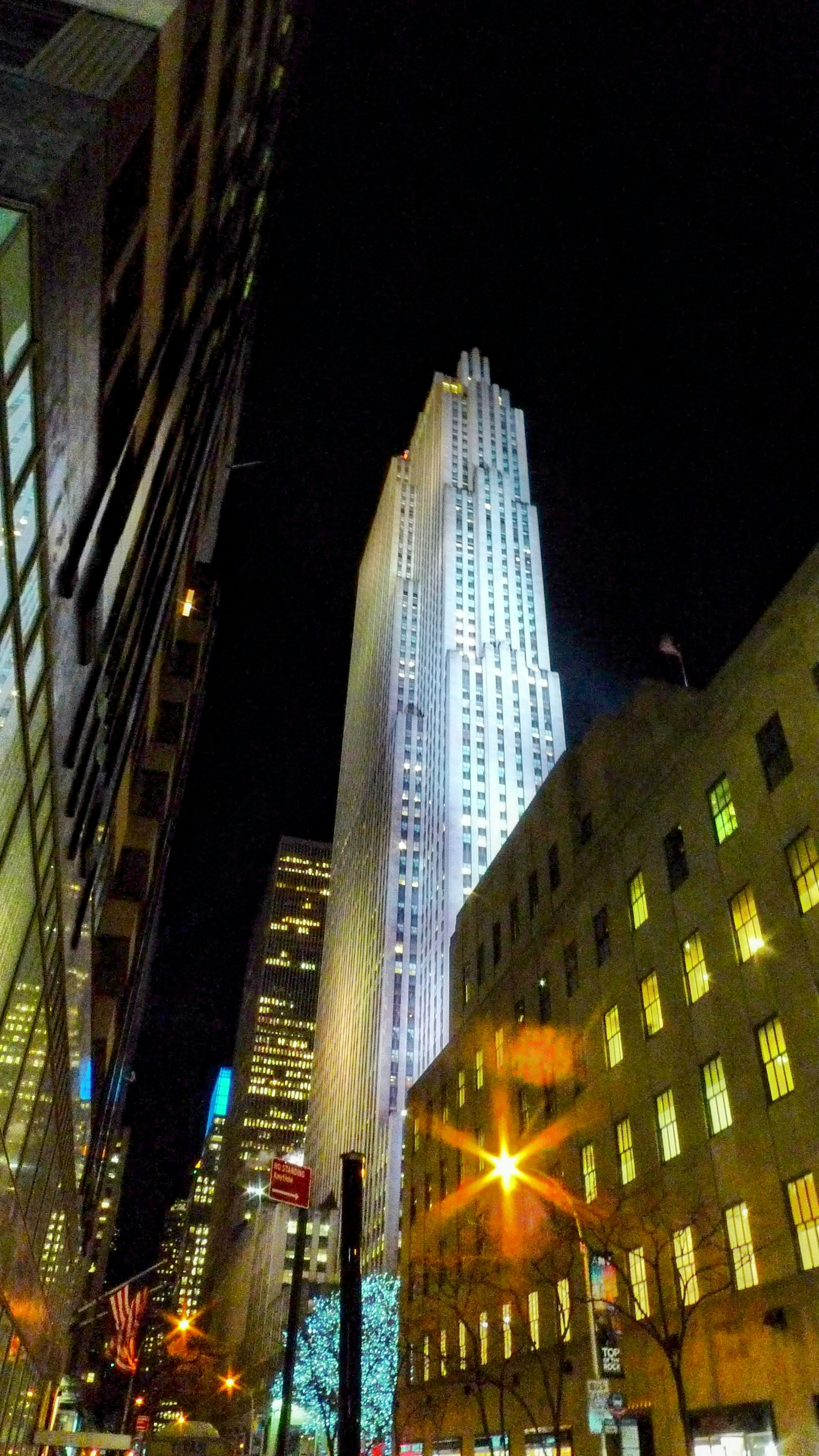 Pemandangan malam Empire State Building di New York