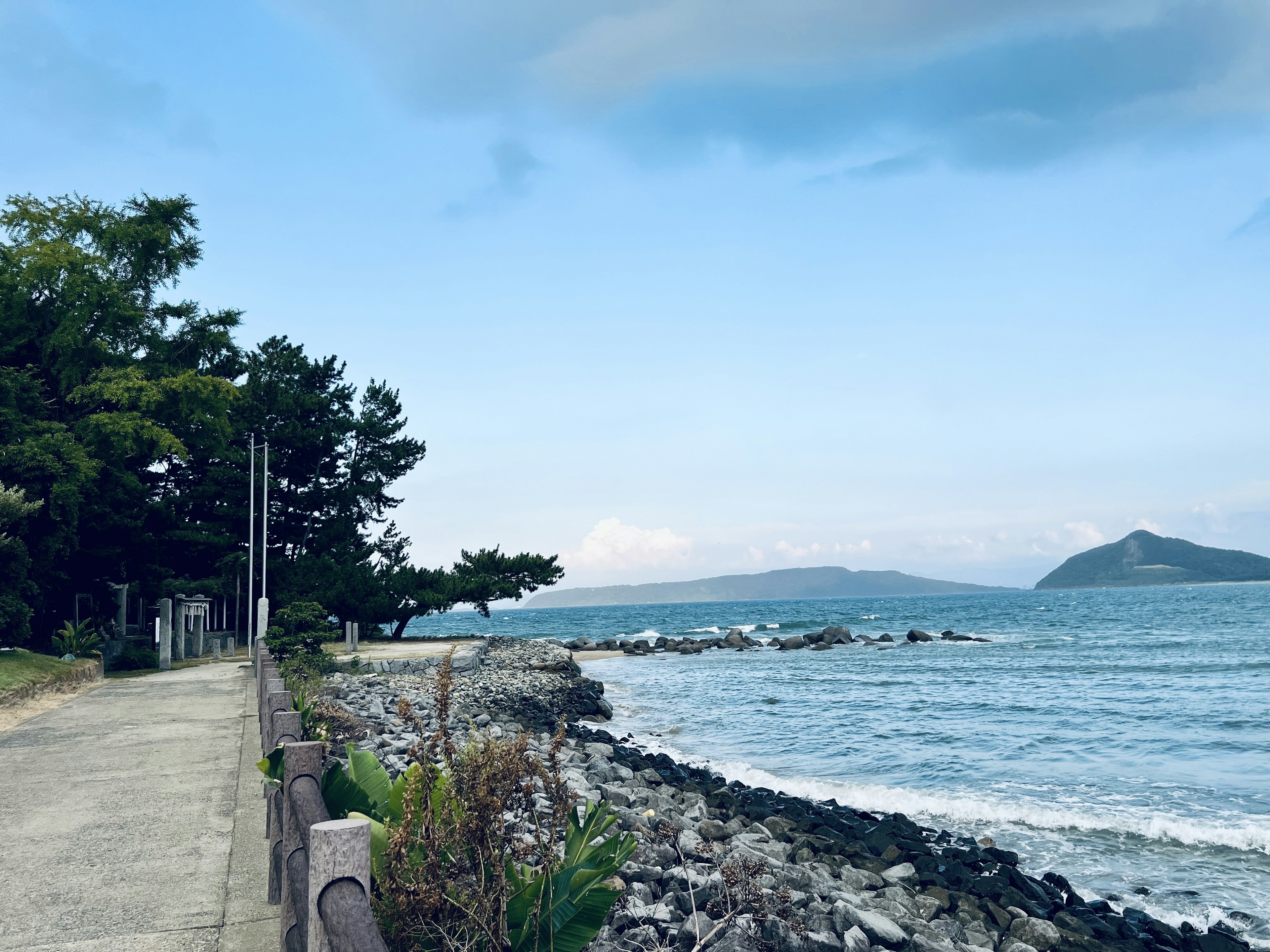 Pemandangan indah jalan setapak di tepi laut biru