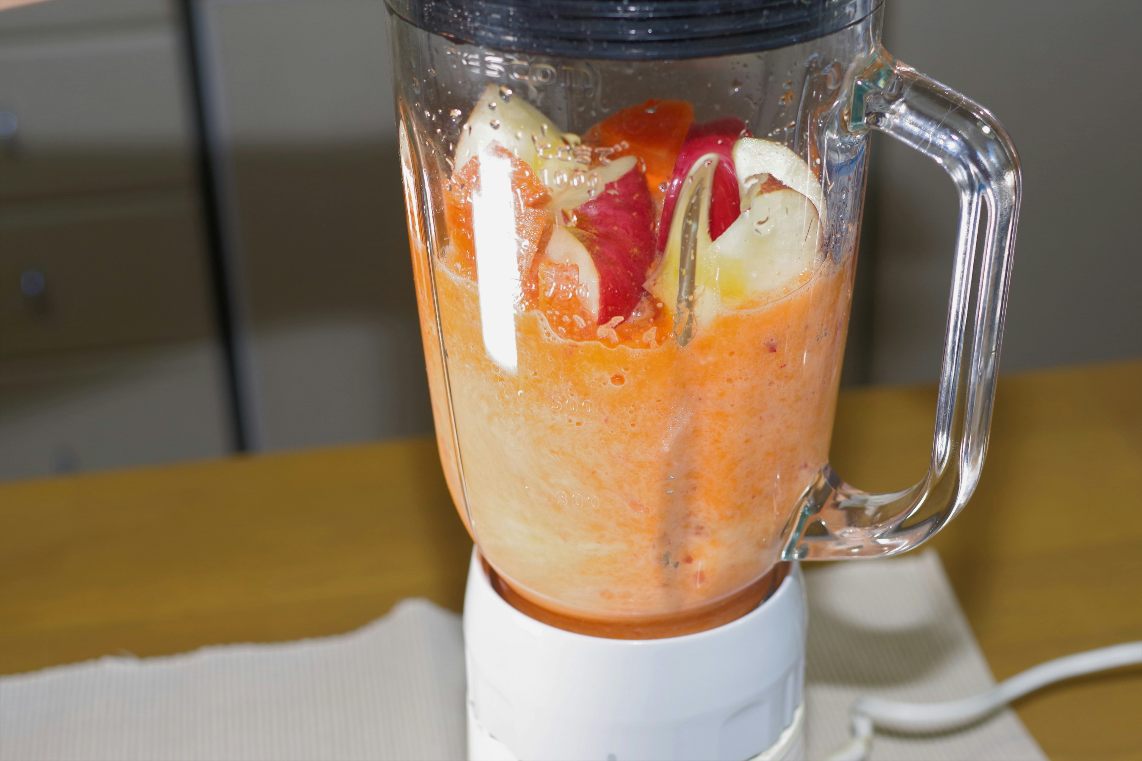 Smoothie in einem Mixer mit Obst und Gemüse