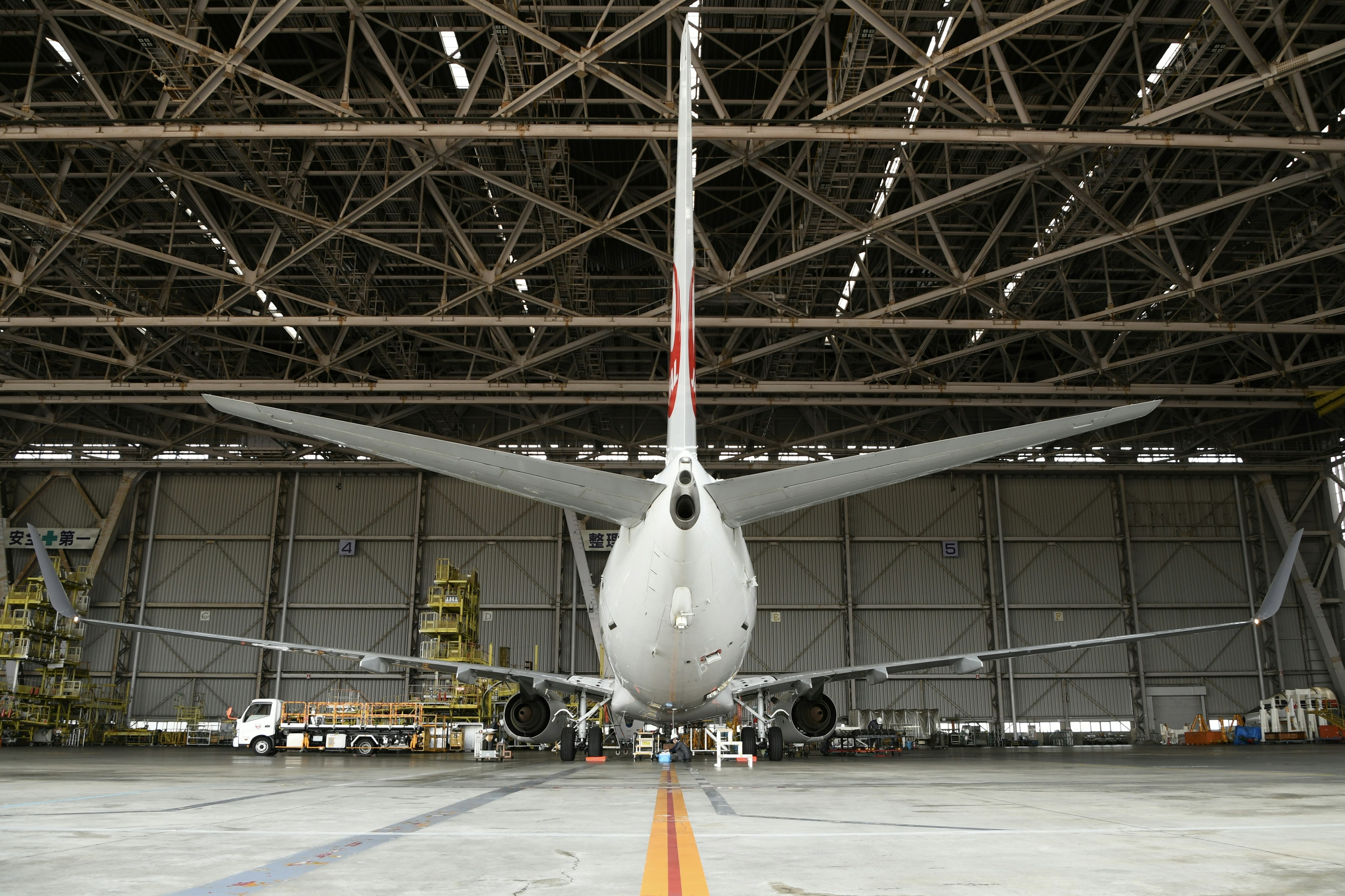 航空機が格納庫内にある様子で前方から撮影されている