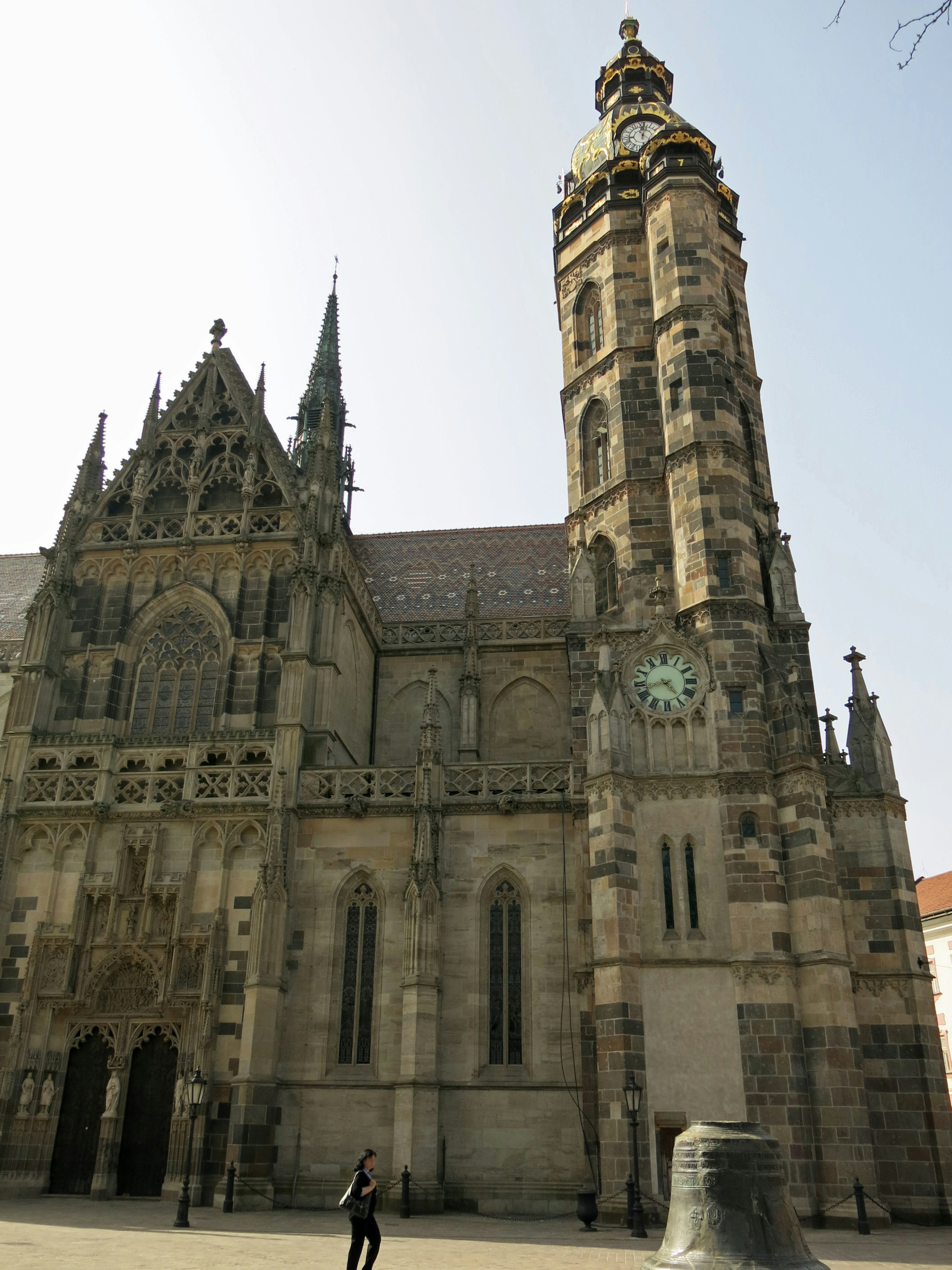 Esterno della Cattedrale di Santa Elisabetta a Košice in Slovacchia che mostra l'architettura gotica con guglie e torre dell'orologio