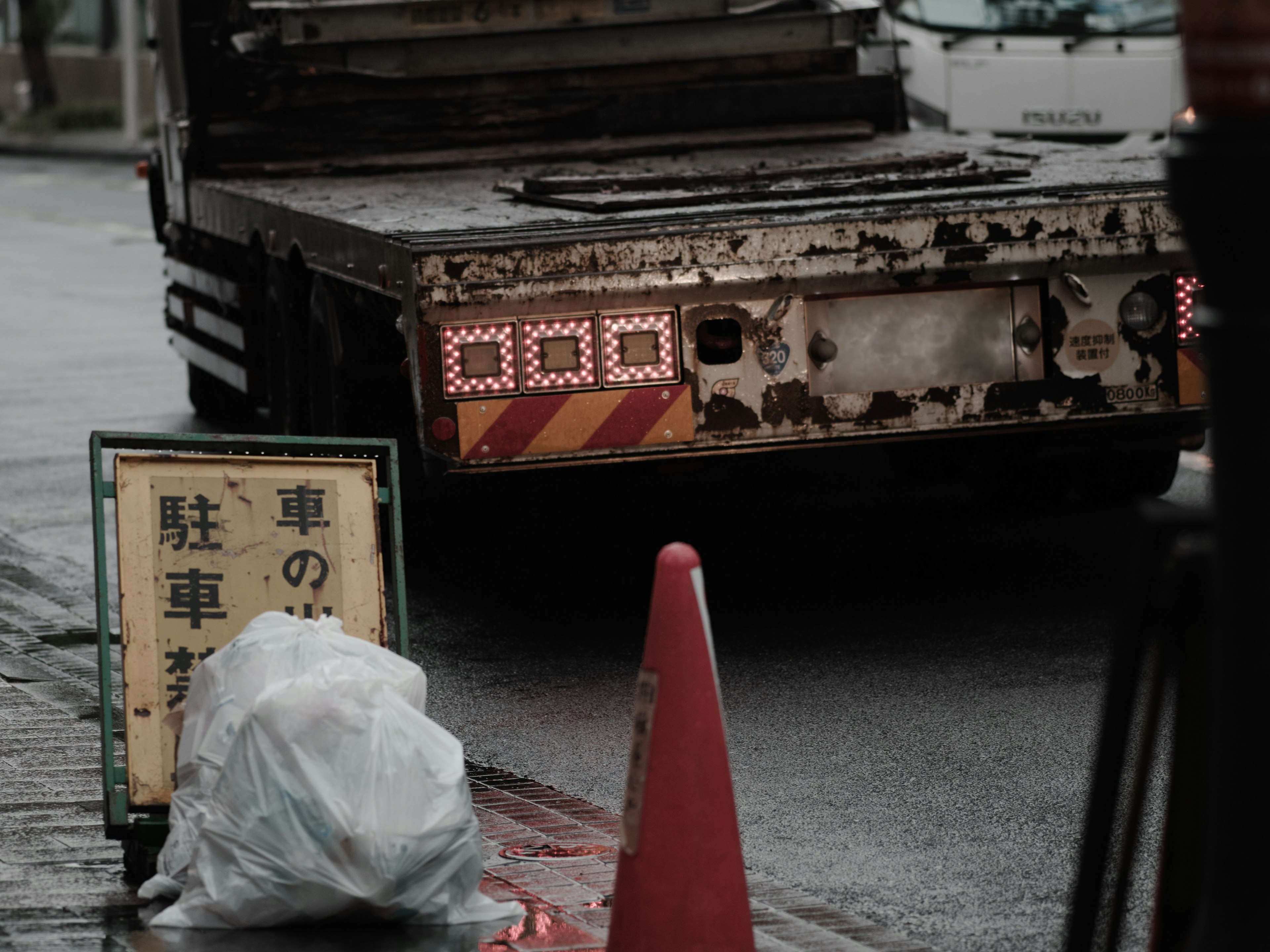 老舊卡車的後部和城市環境中的禁停標誌