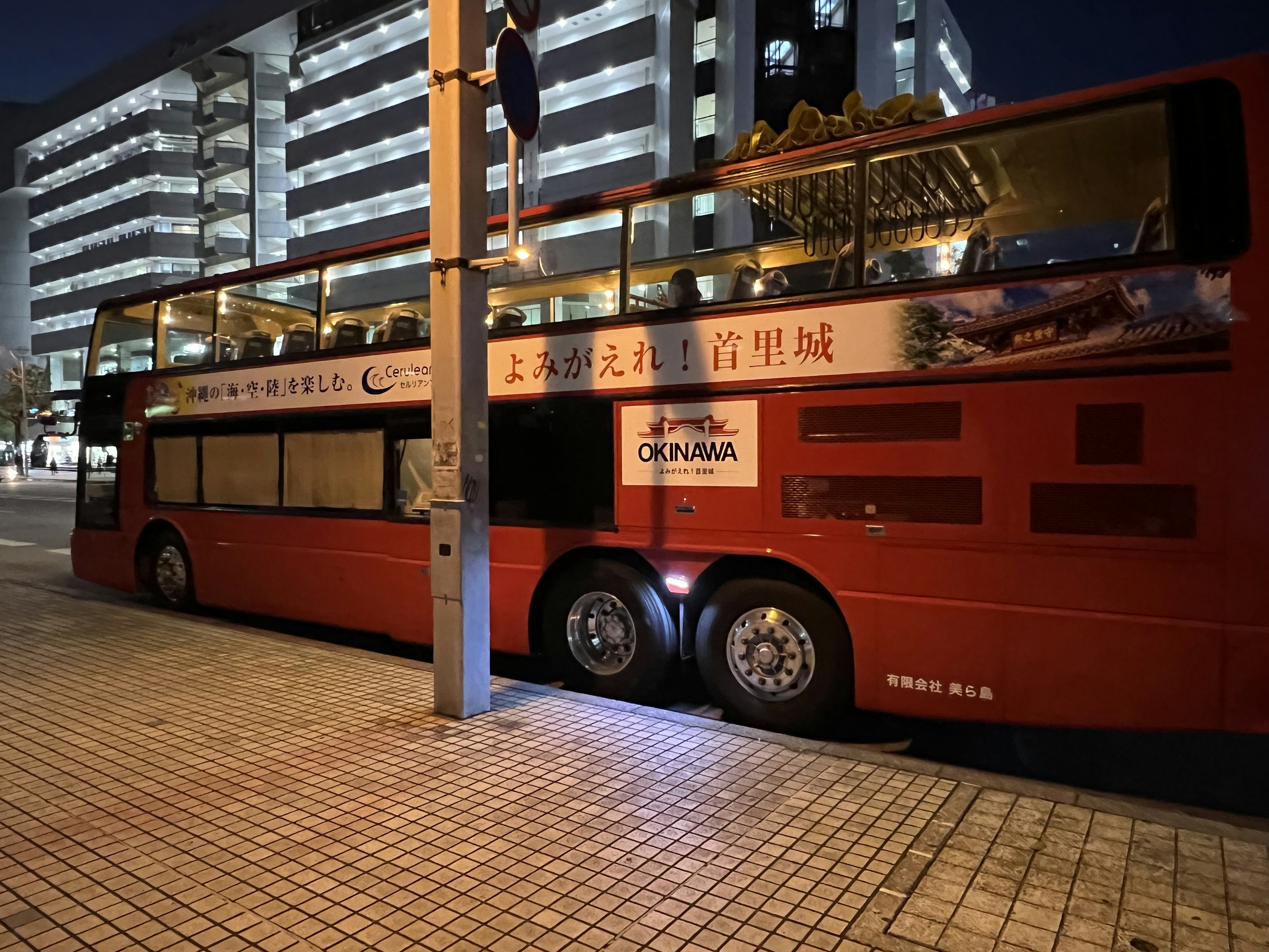 夜间停在城市的红色双层巴士