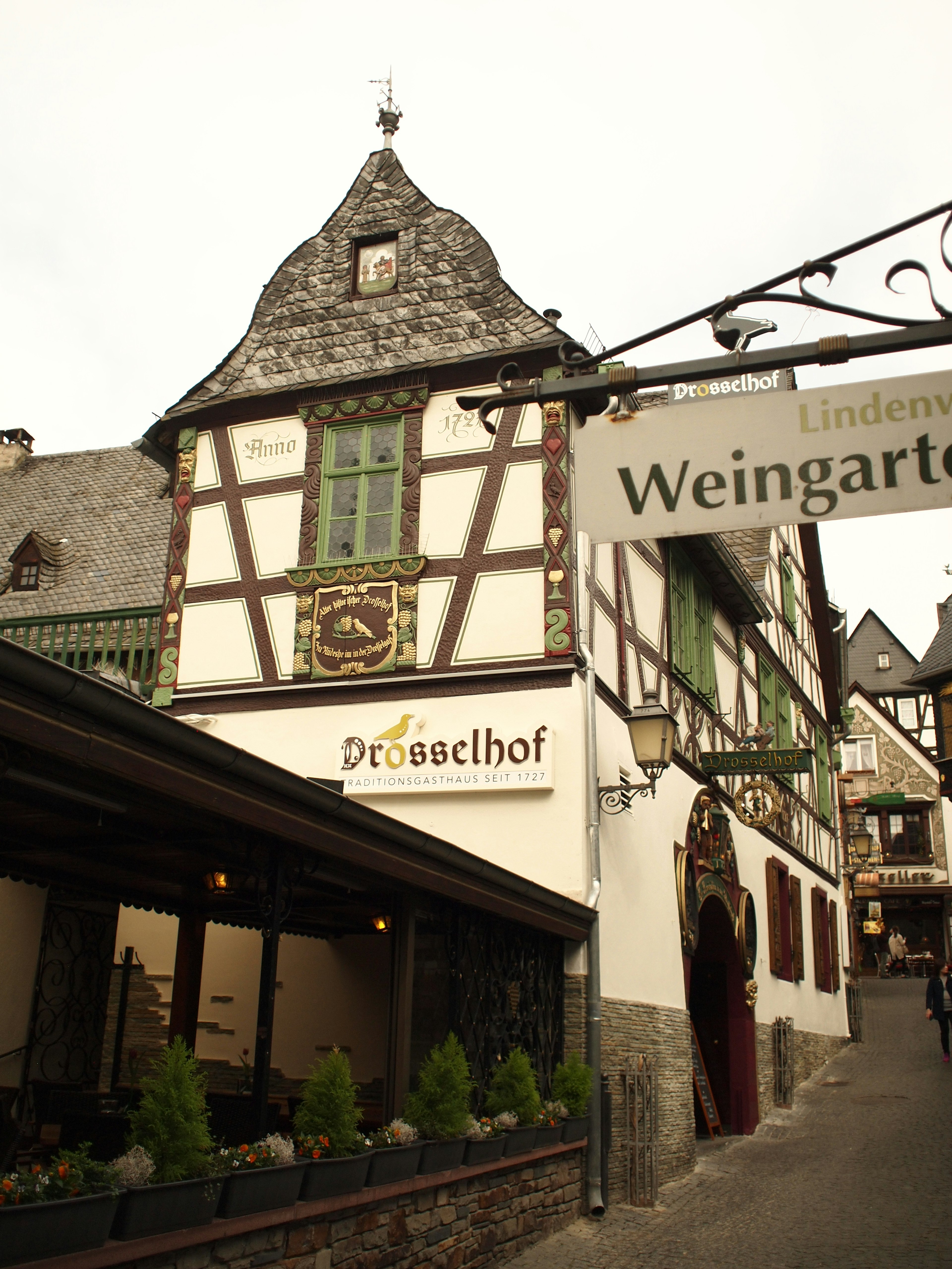 Edificio encantador con letrero de Drosselhof y arquitectura tradicional