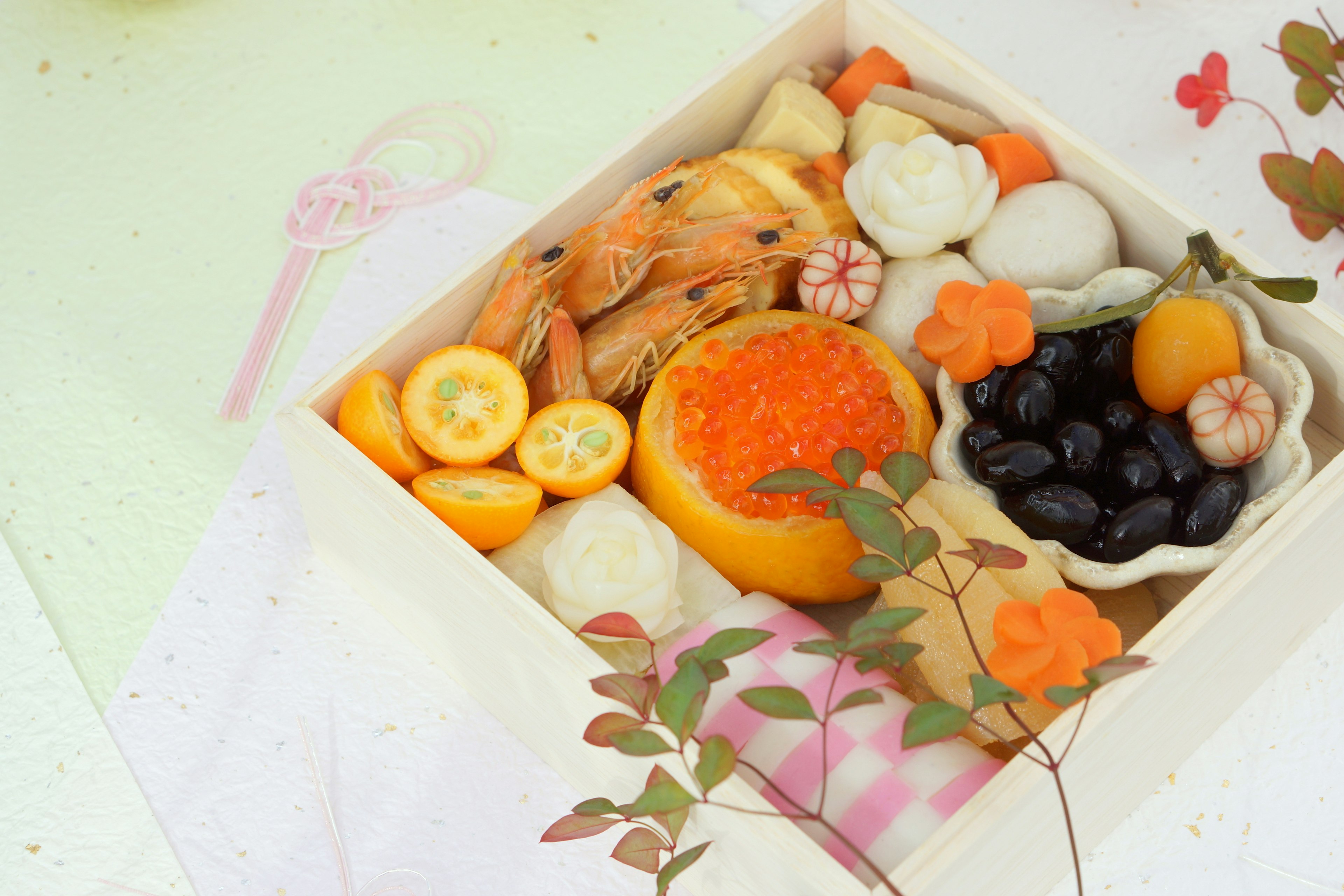 Una caja bellamente dispuesta de frutas coloridas y mariscos