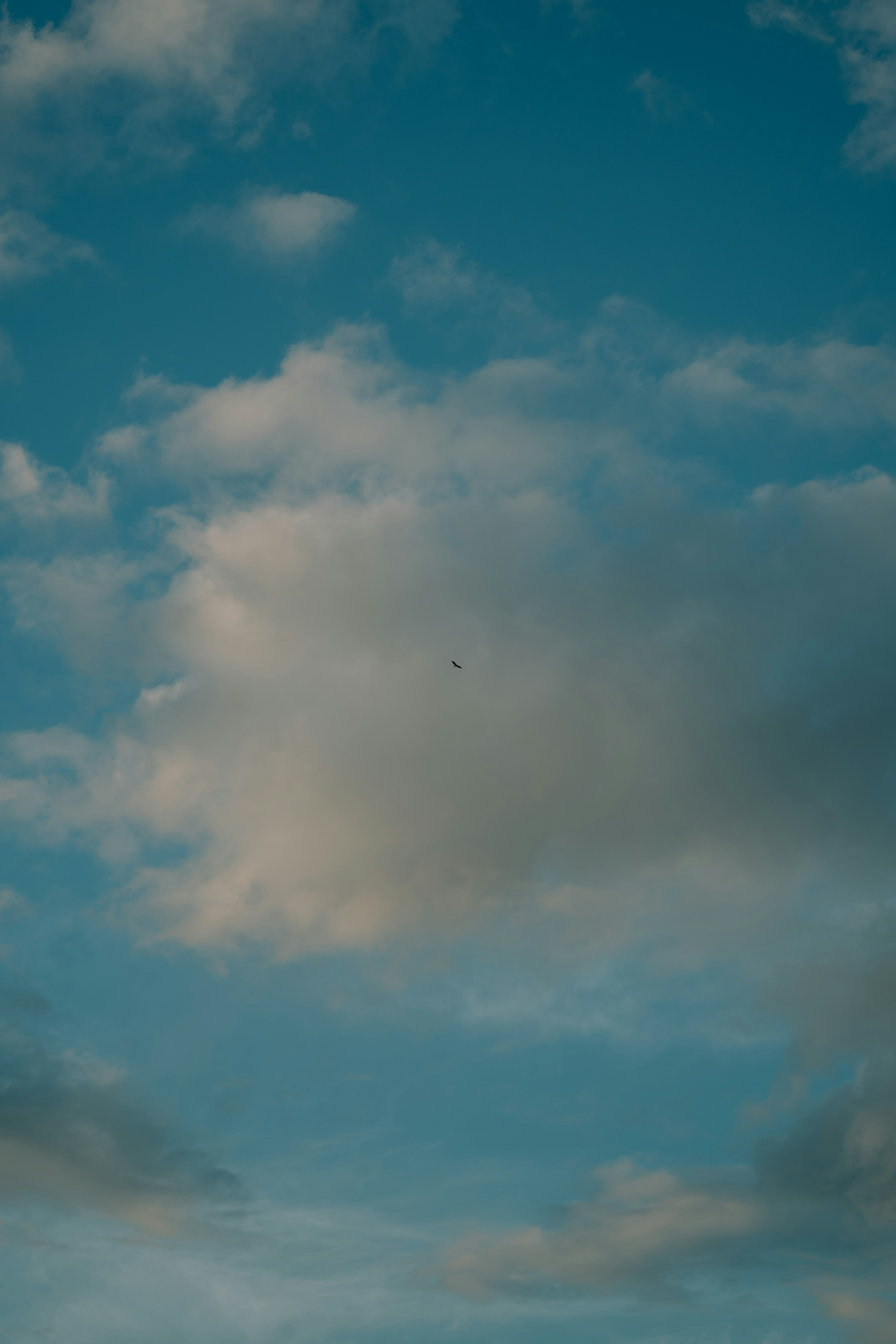 Eine Landschaft mit weißen Wolken, die in einem blauen Himmel schweben