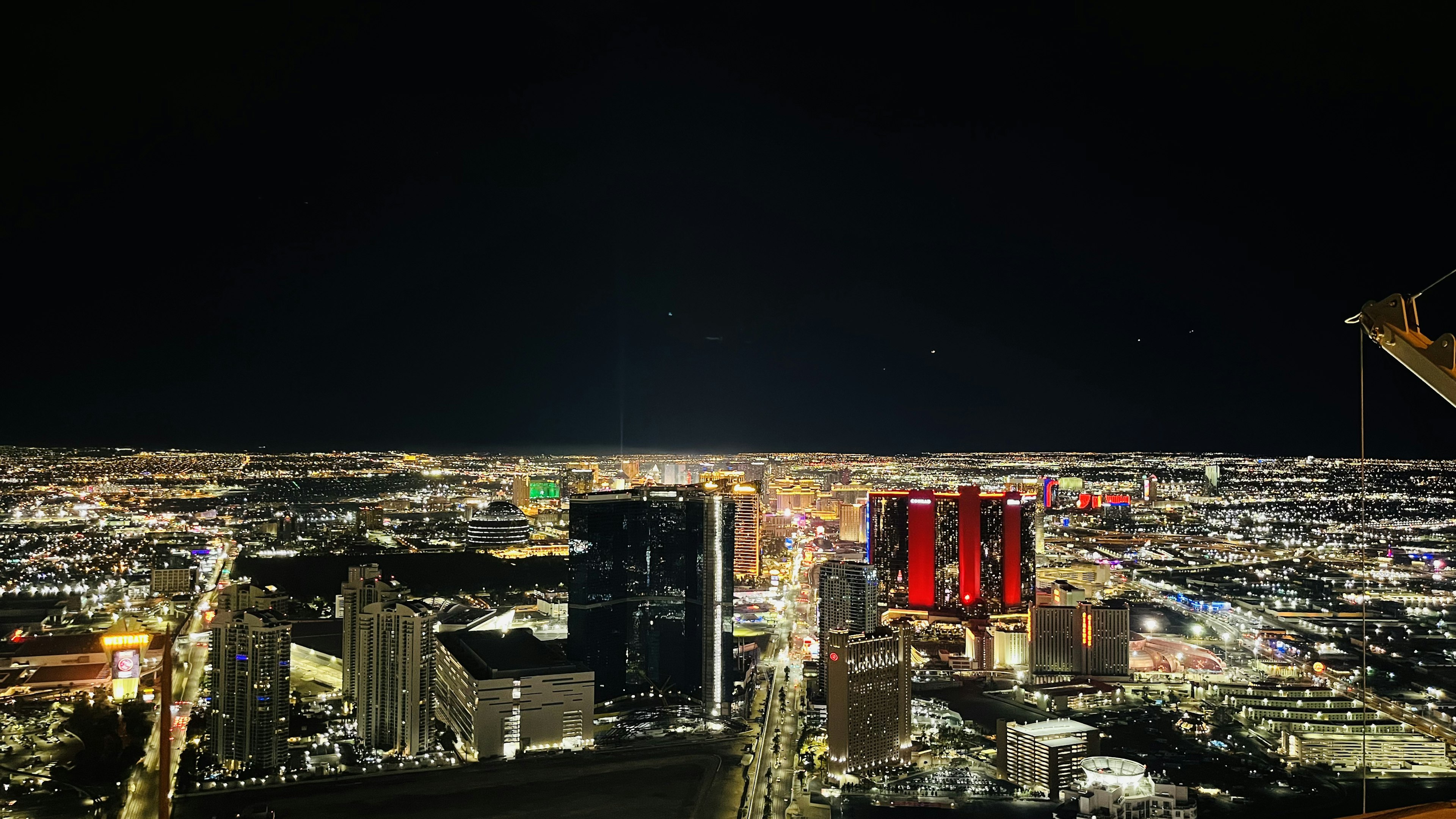 Pemandangan udara yang menakjubkan dari garis langit Las Vegas di malam hari dengan gedung pencakar langit yang diterangi dan lampu neon yang cerah