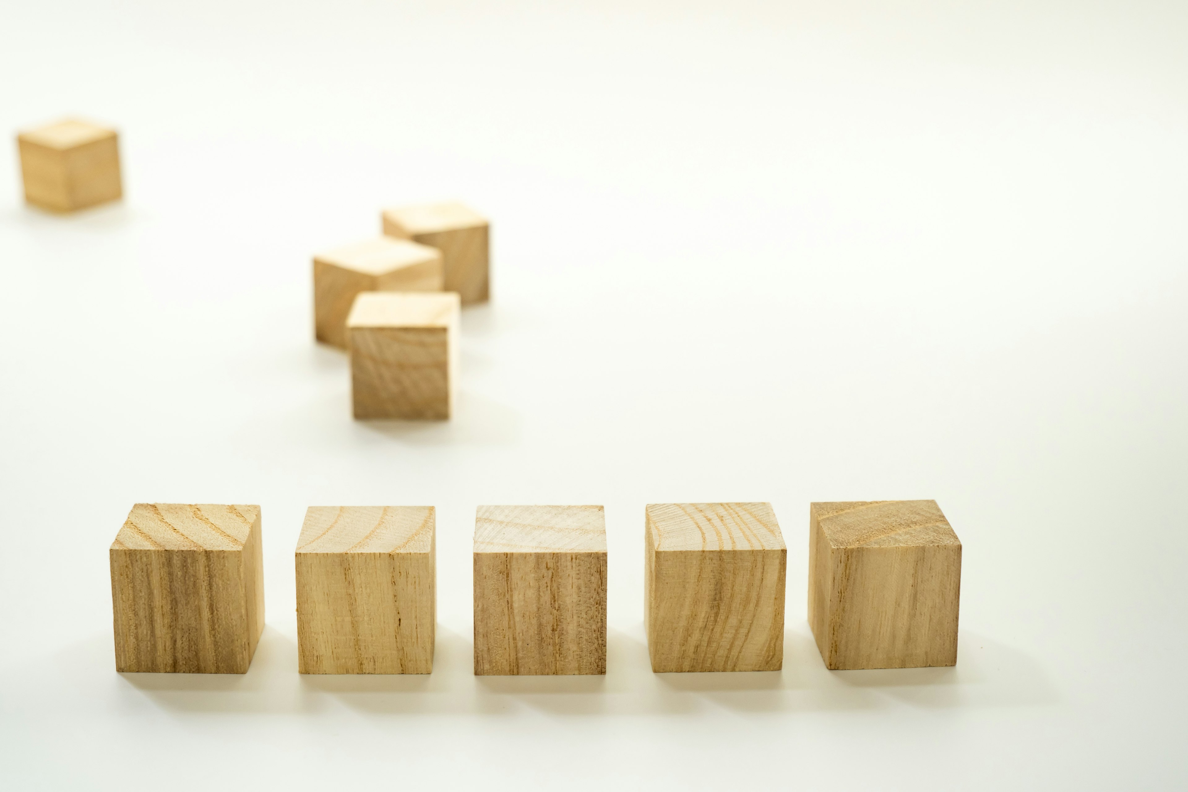 Image simple de cubes en bois disposés en ligne