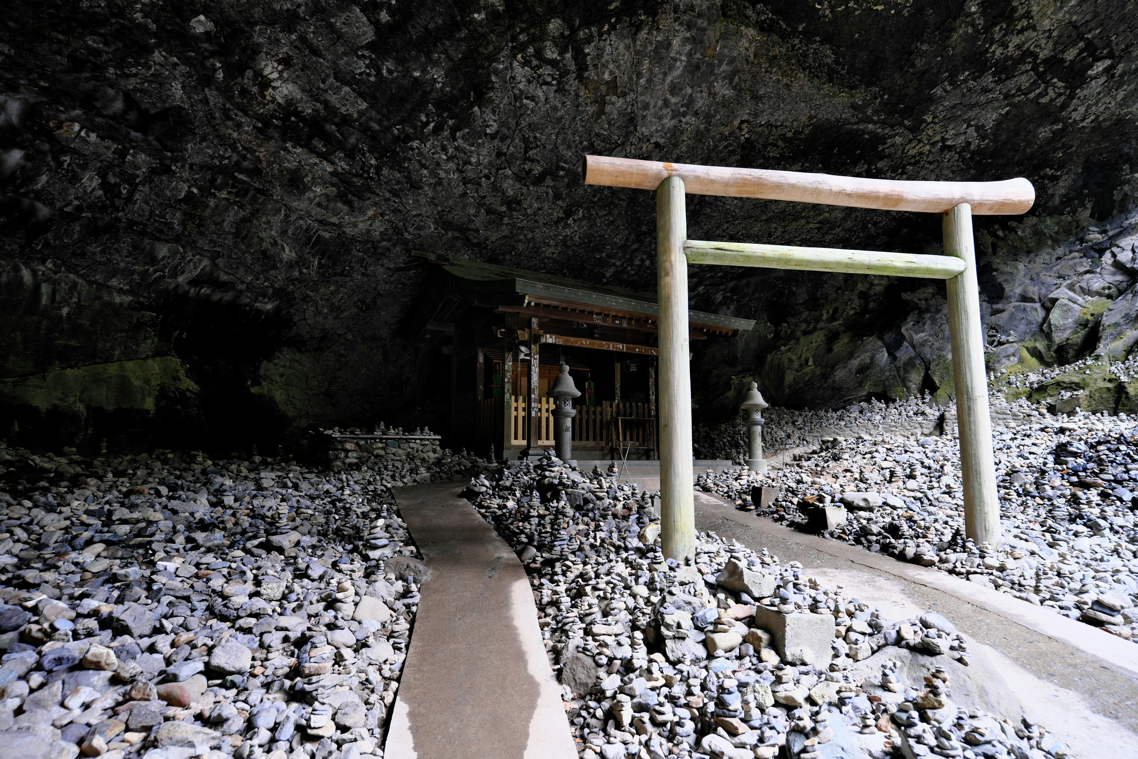 Pintu masuk kuil dengan gerbang torii di dalam gua