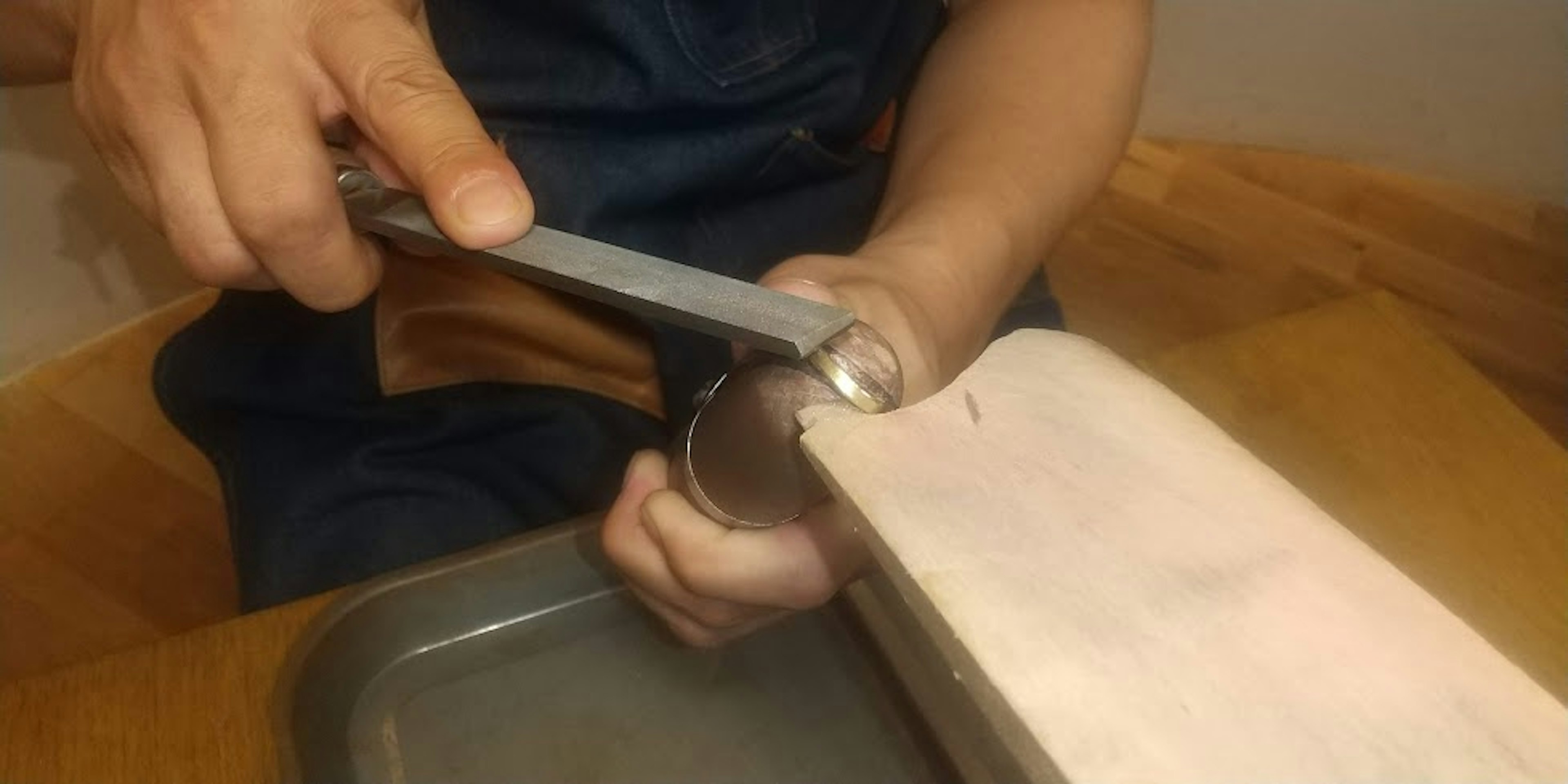 Una persona usando una herramienta de cocina para preparar comida