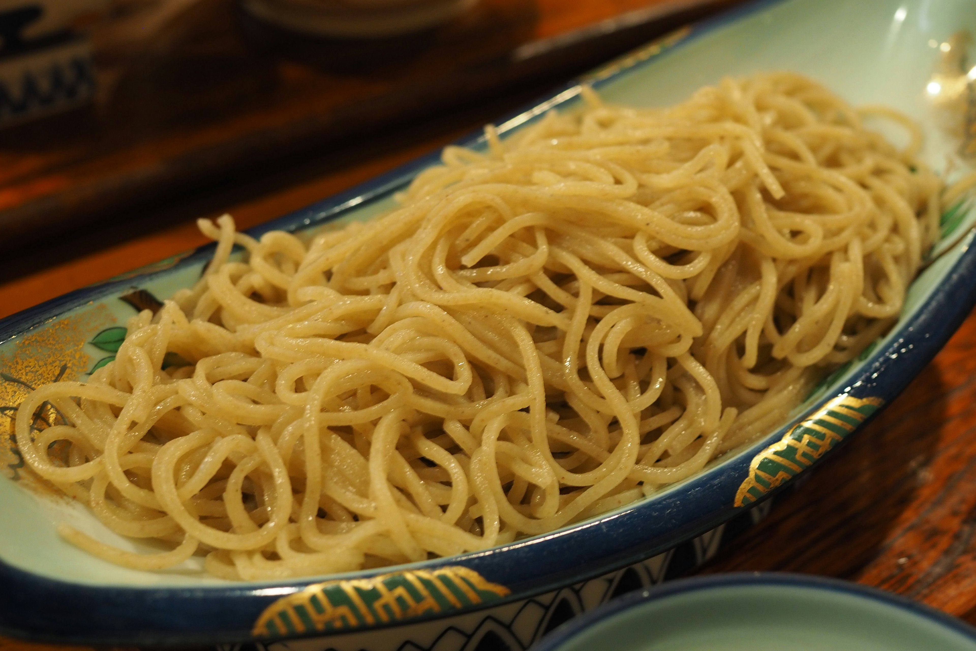 Un piatto di noodles sottili serviti elegantemente