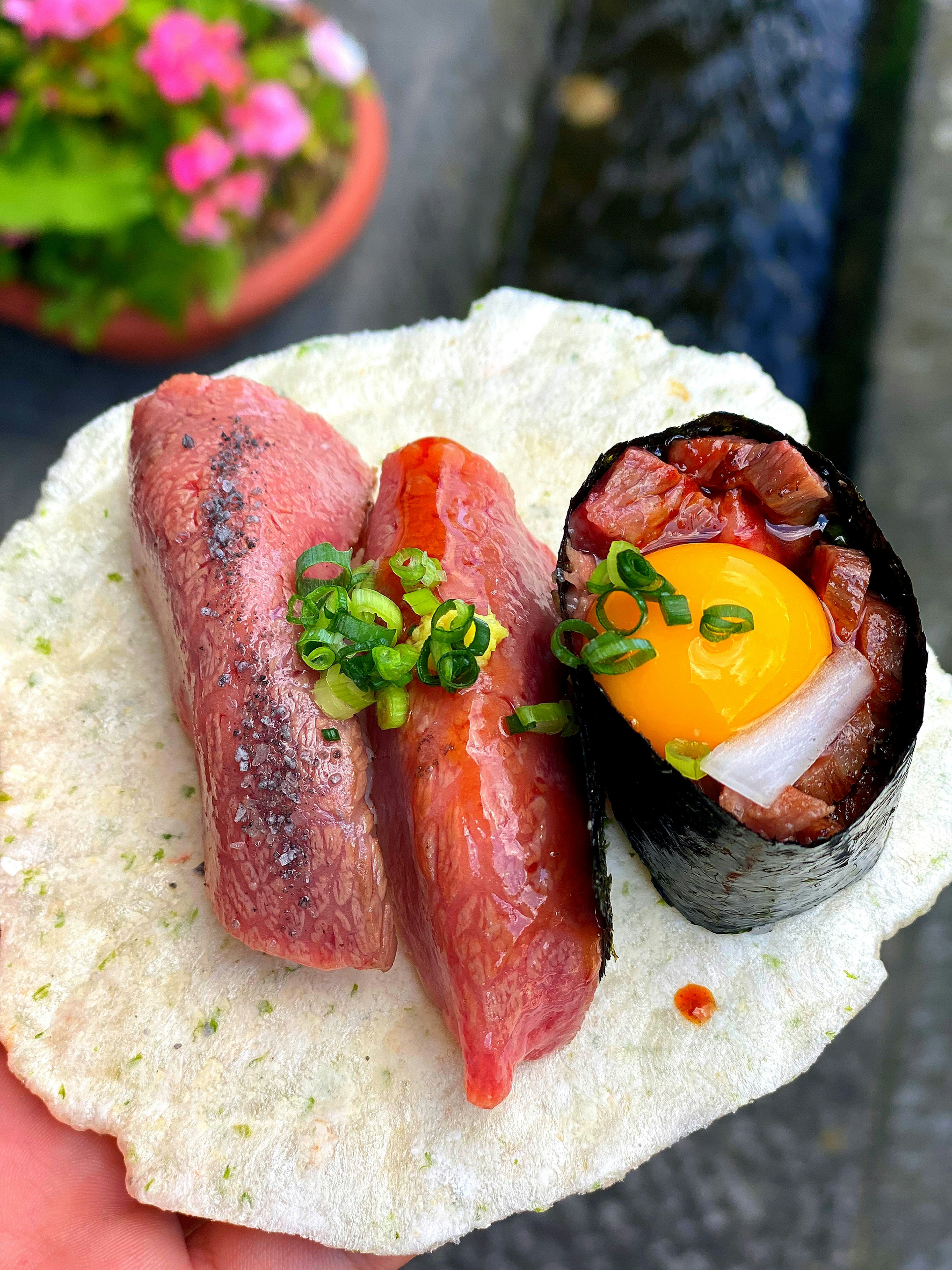 Sushi frais avec œuf sur une base de riz croustillant