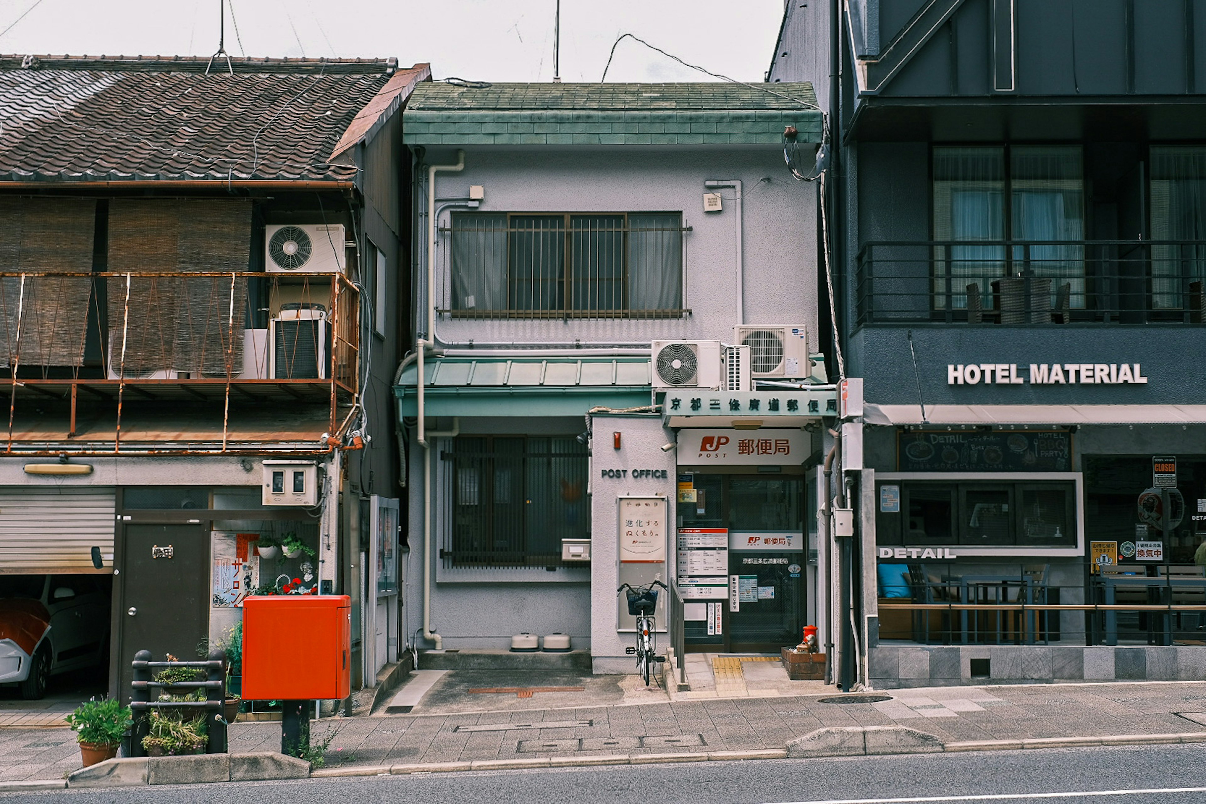 古い建物と現代的なホテルが並ぶ風景