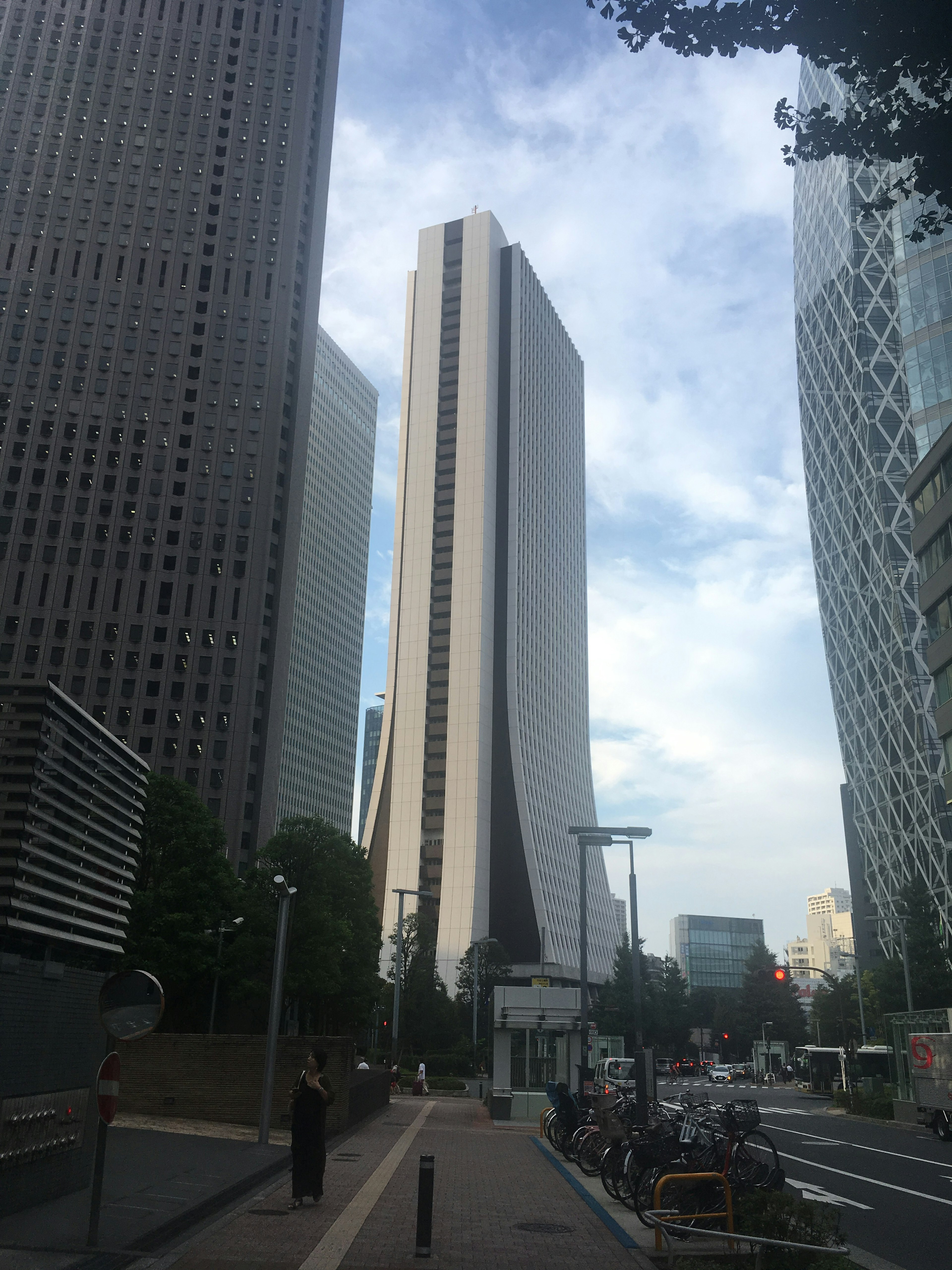 Pemandangan kota dengan gedung tinggi dan langit cerah