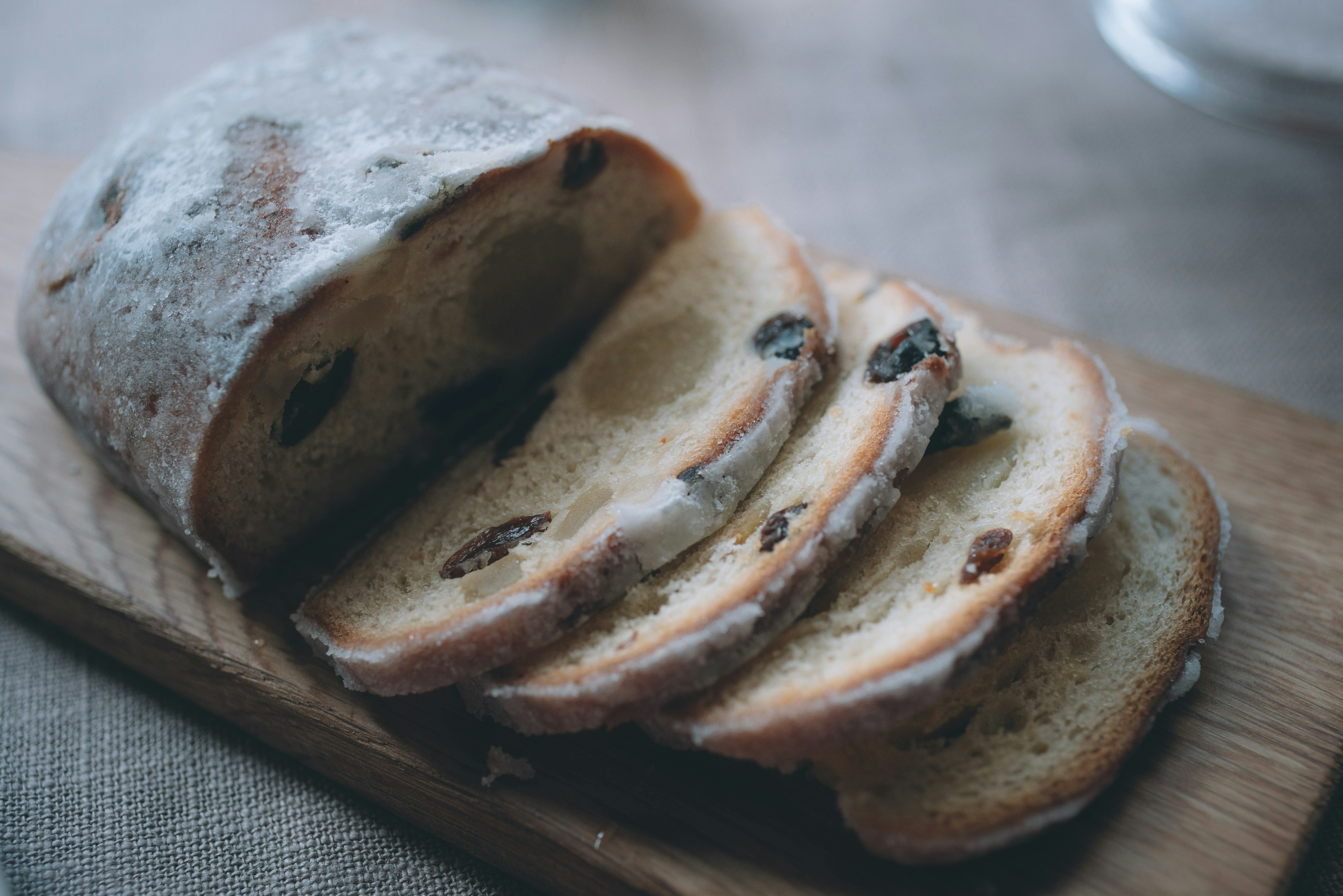 Roti yang diiris dengan kismis terlihat