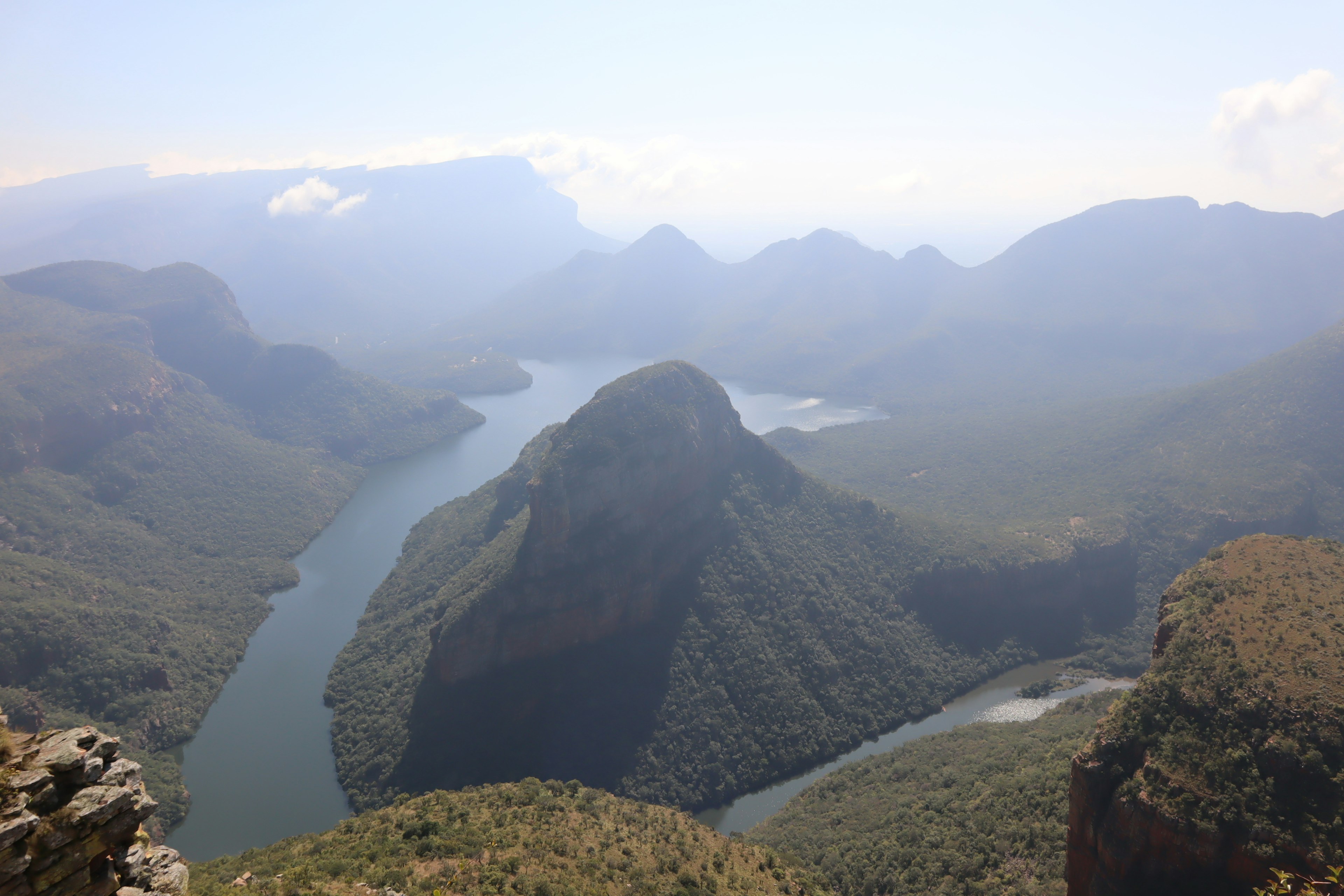 Vue imprenable sur les montagnes et le paysage fluvial