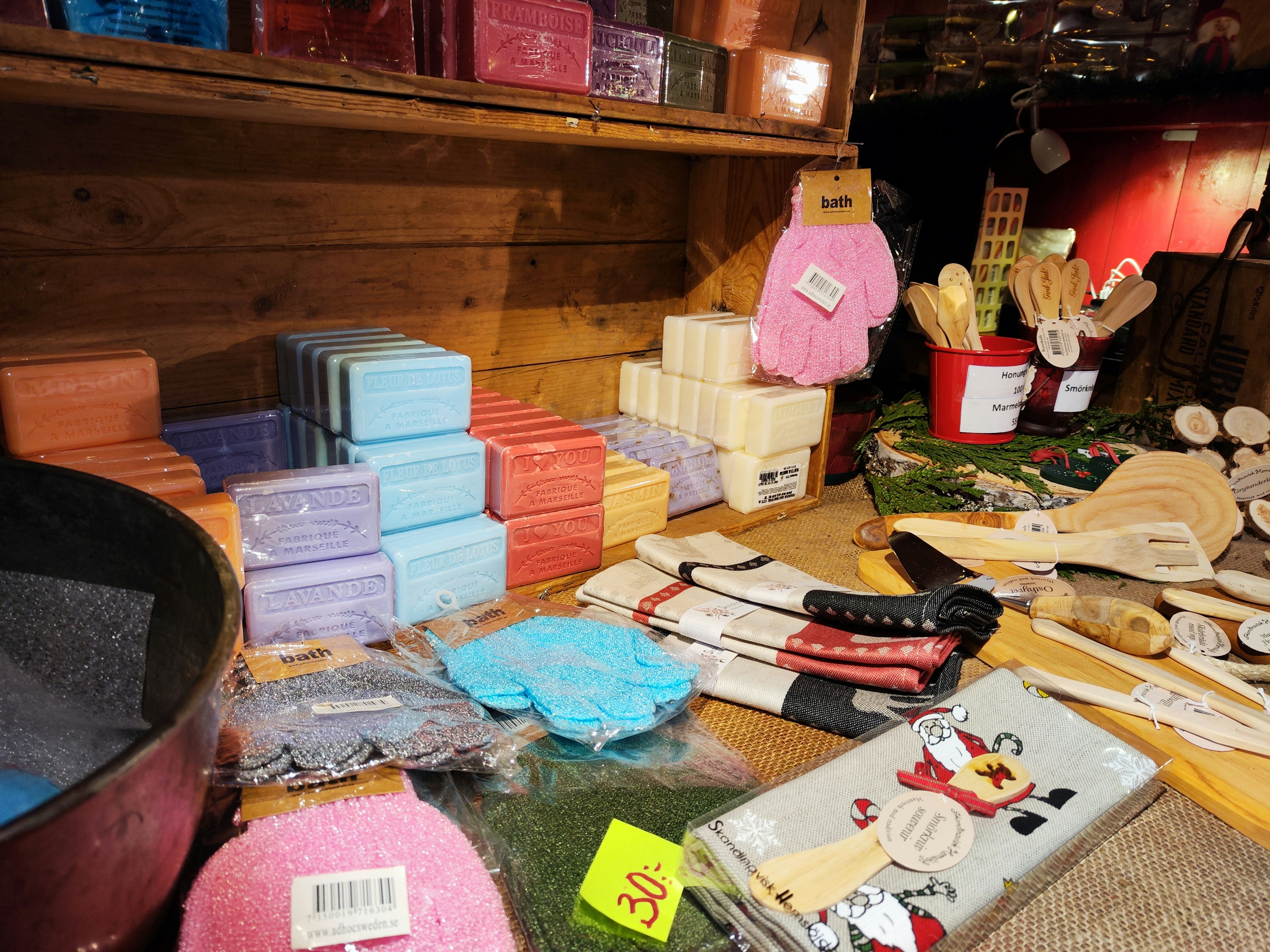 Jabones coloridos y herramientas de madera exhibidas en el interior de una tienda