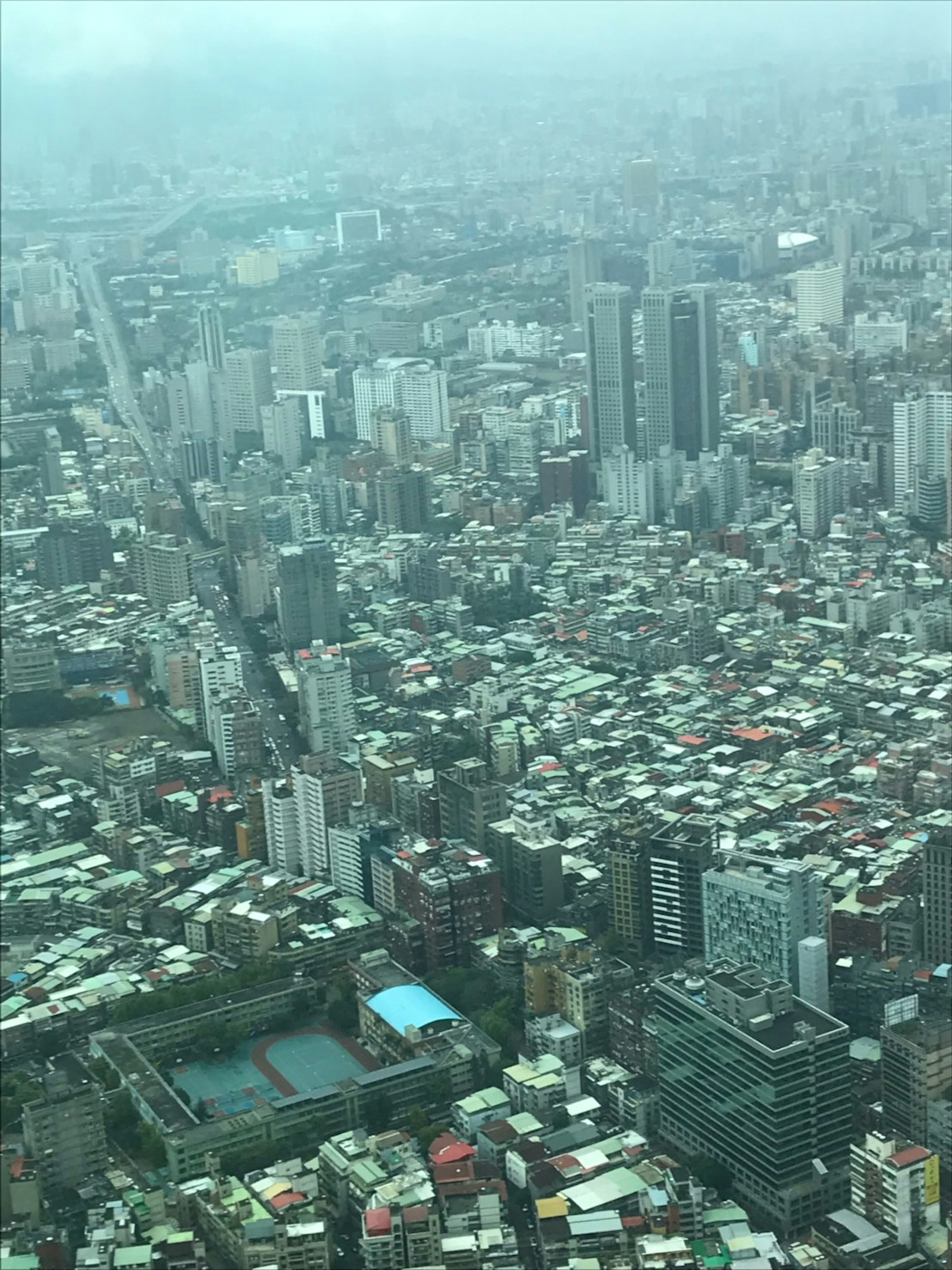 Vue aérienne d'un paysage urbain avec des immeubles de grande hauteur et des zones résidentielles