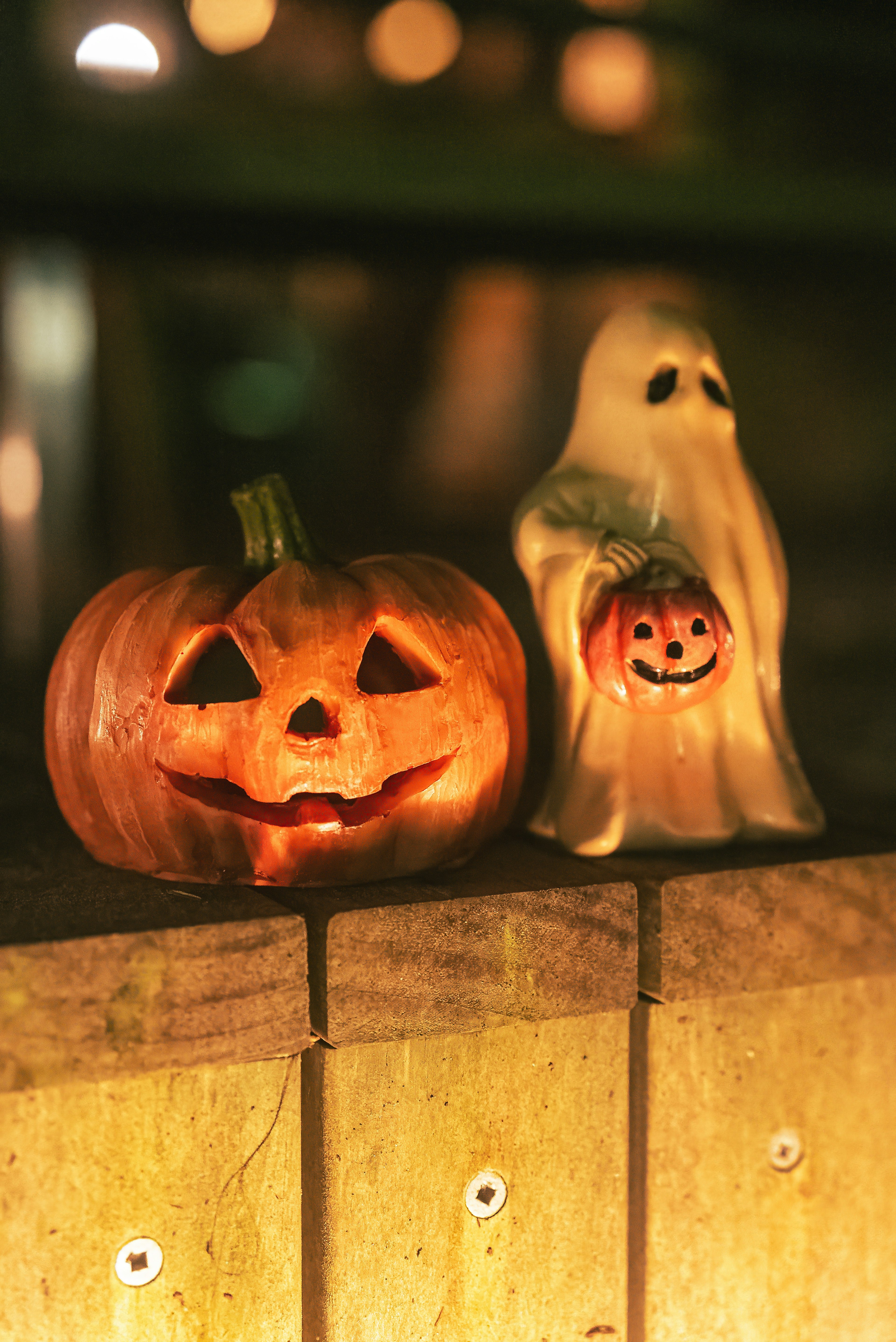 Eine warme Szene mit einem geschnitzten Halloween-Kürbis und einer Gespensterdekoration