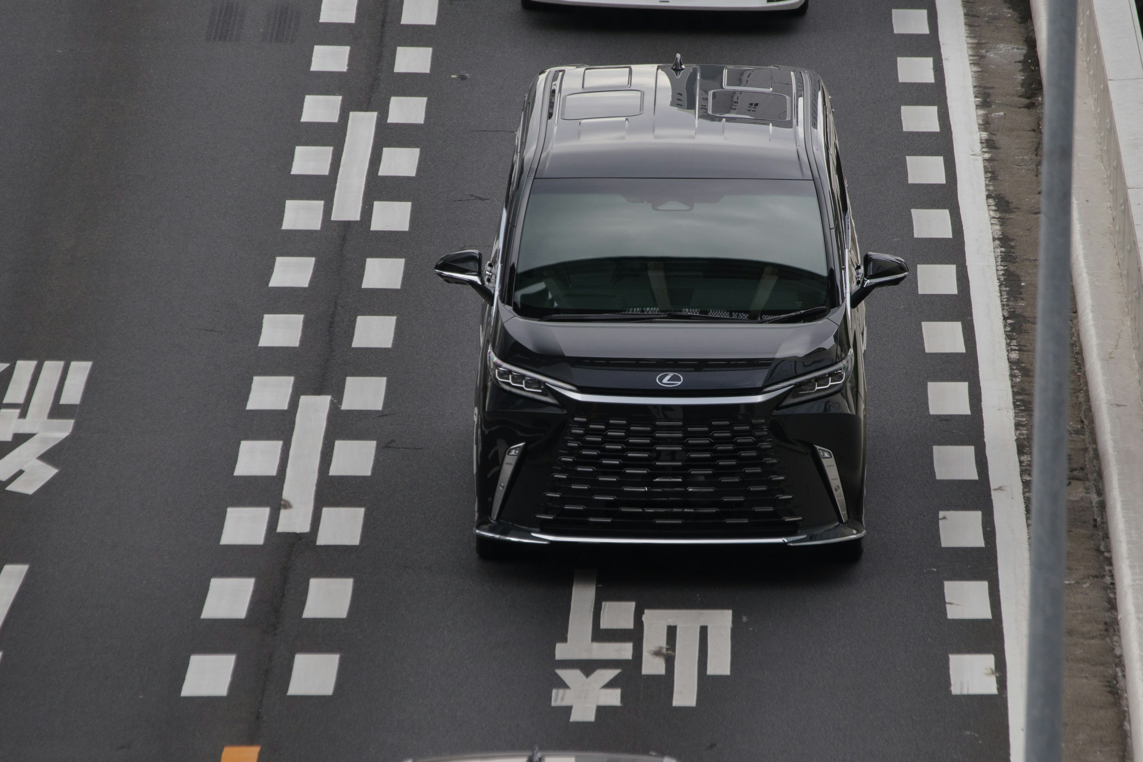 黒いSUVが道路を走行中