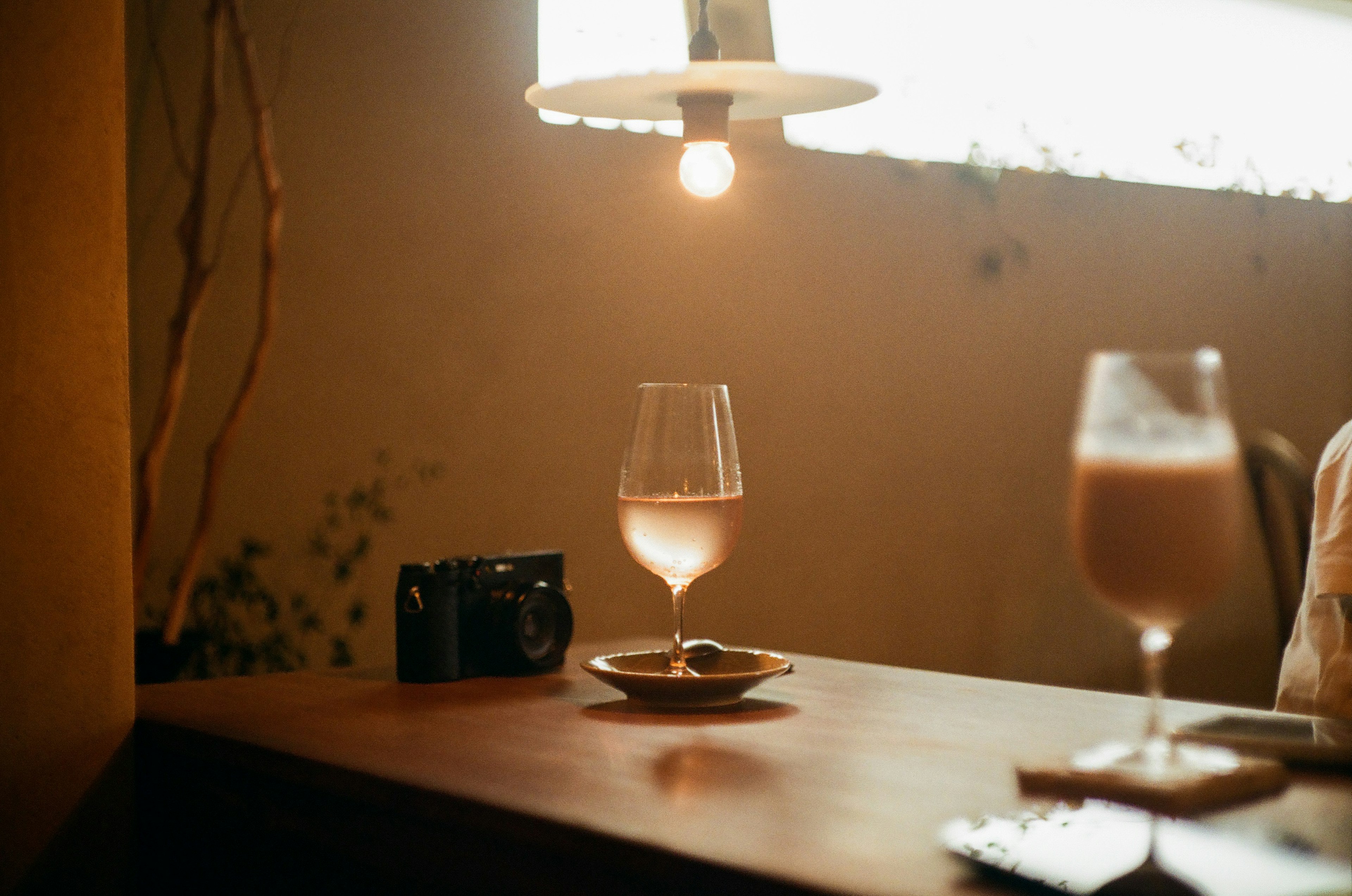 Photo de verres et d'un appareil photo sur une table de café