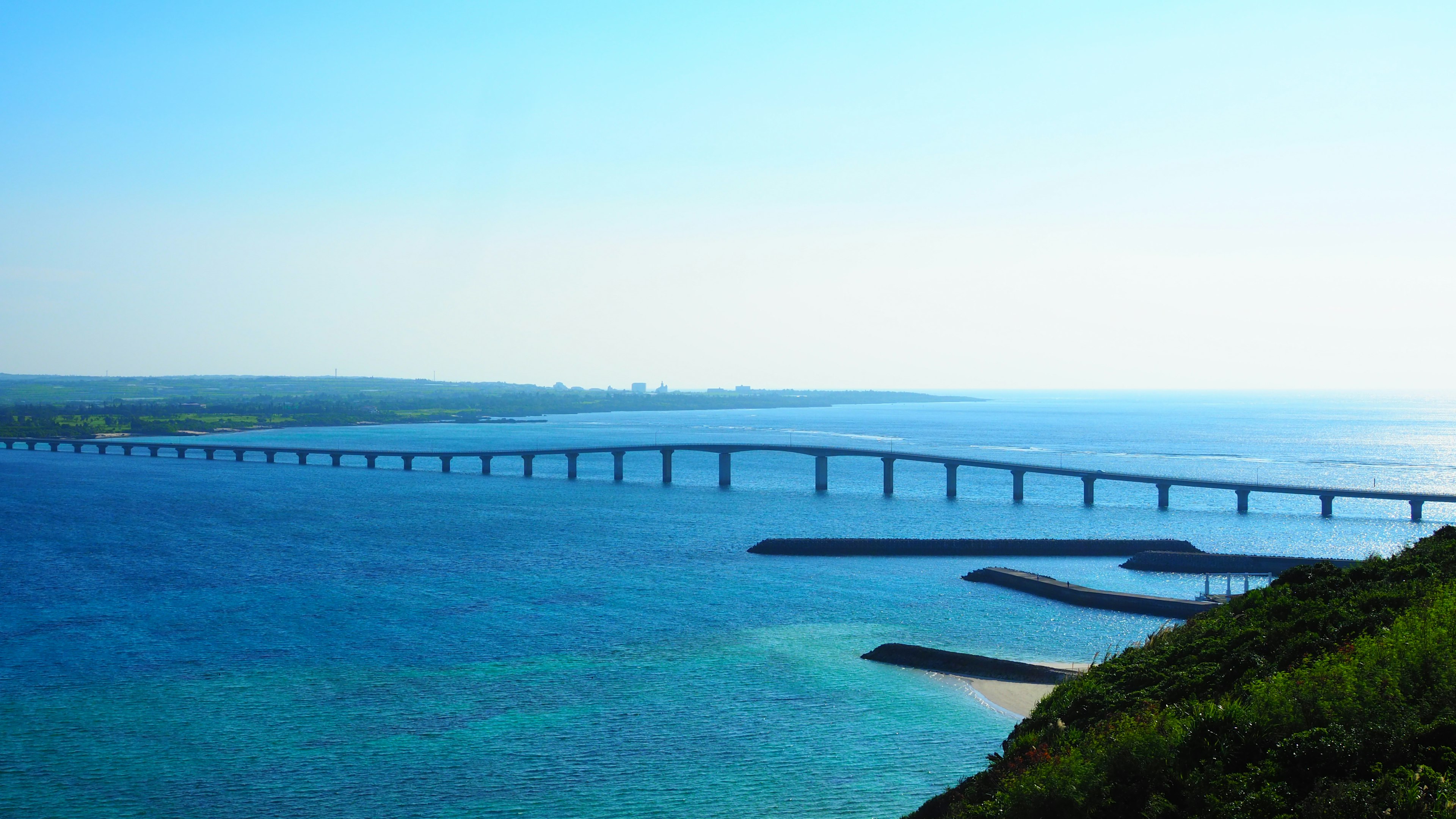 Eine lange Brücke, die über blaues Wasser führt