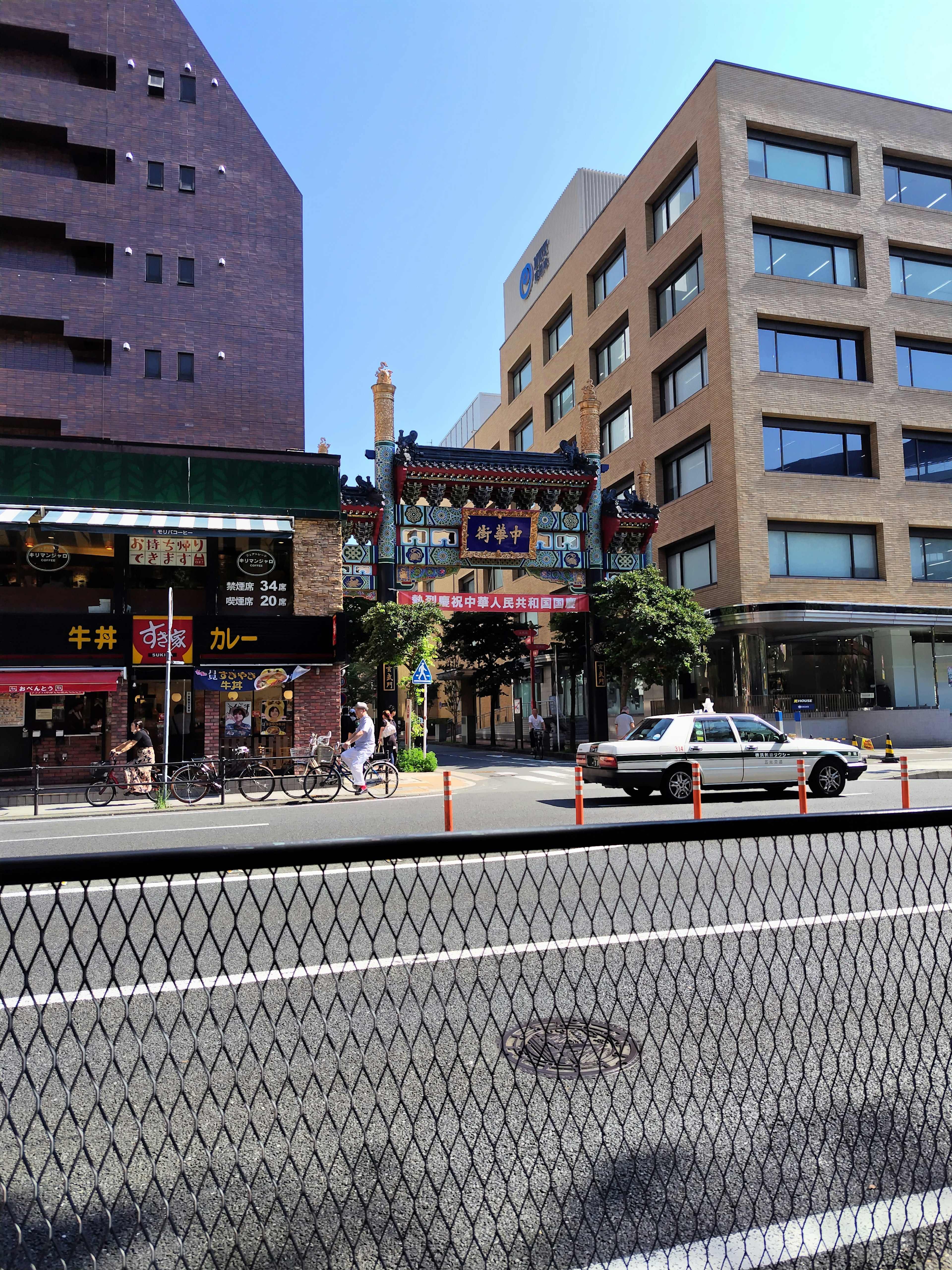 Foto di una strada cittadina con l'ingresso di Chinatown