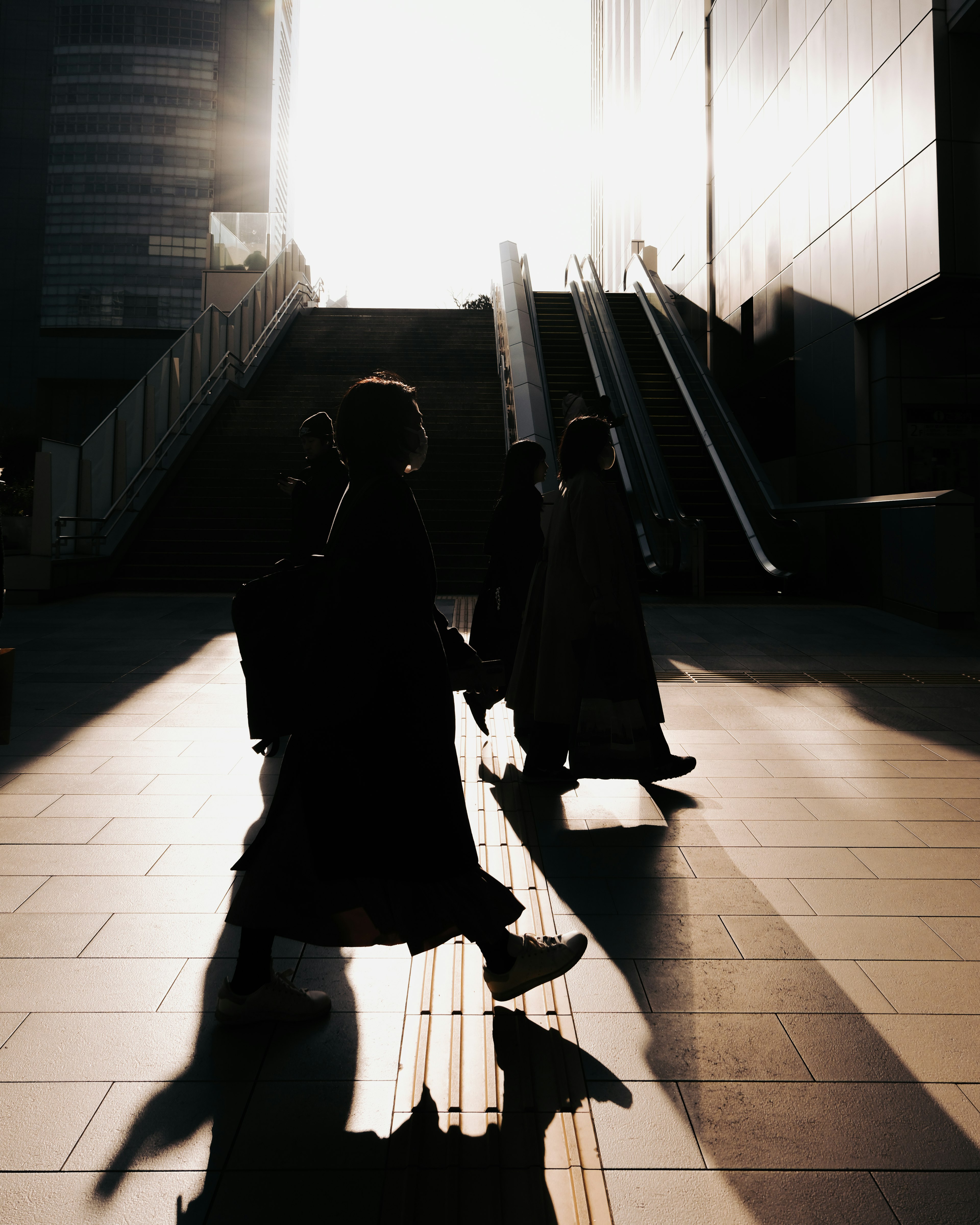 Silhouetten von Personen, die im hellen Licht gehen