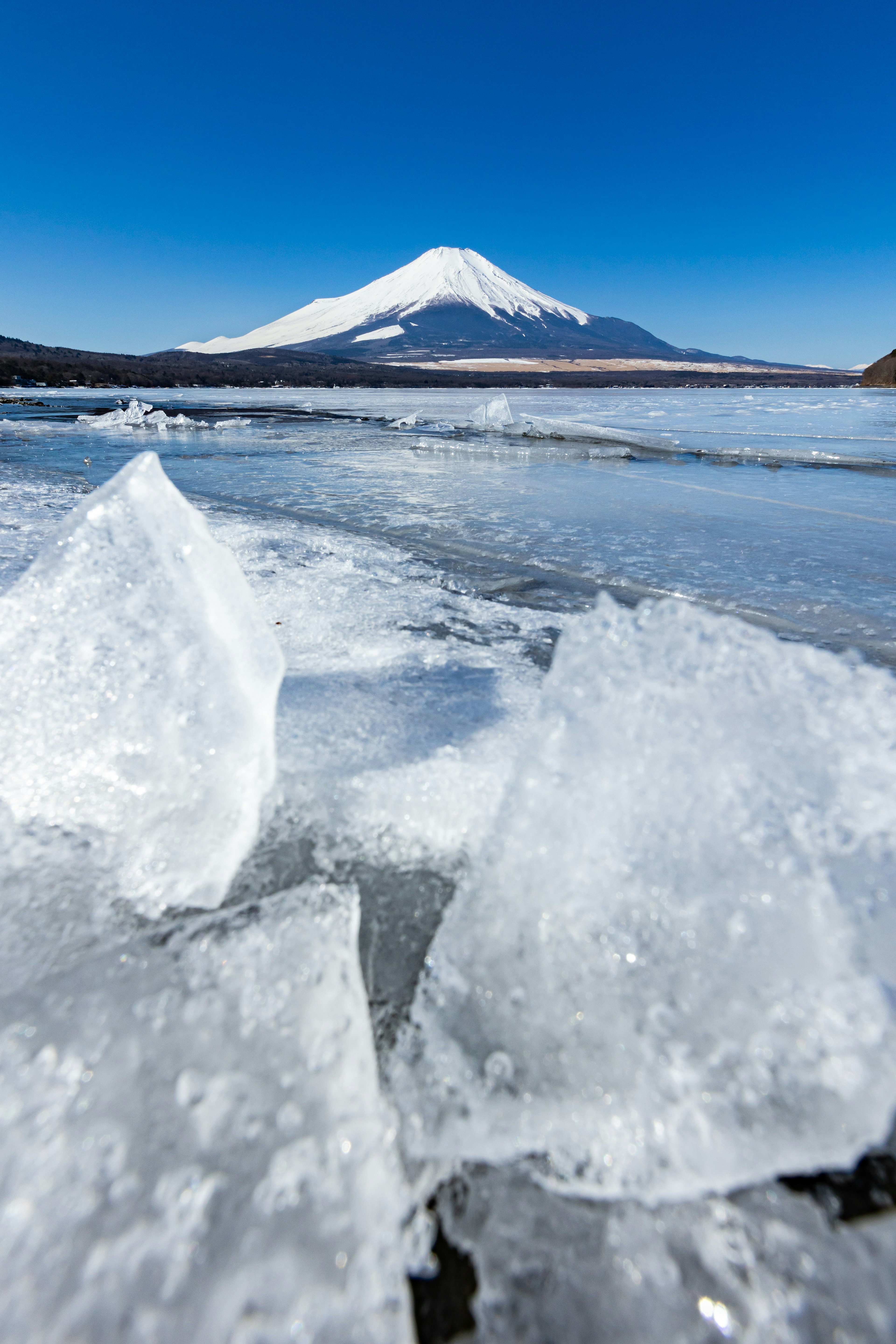 美しい富士山と氷の塊が描かれた冬の風景