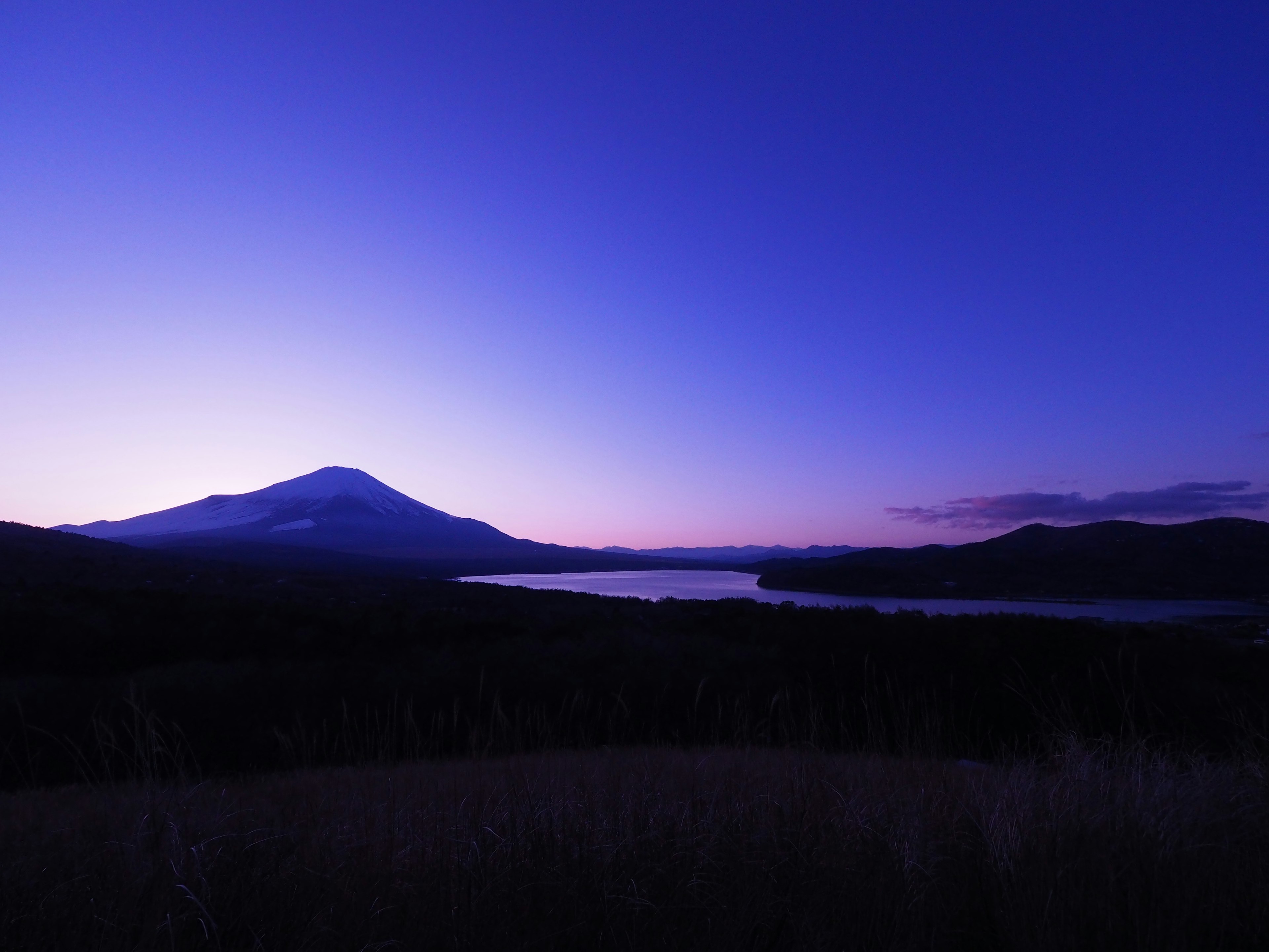 Paesaggio montano con cielo viola e lago