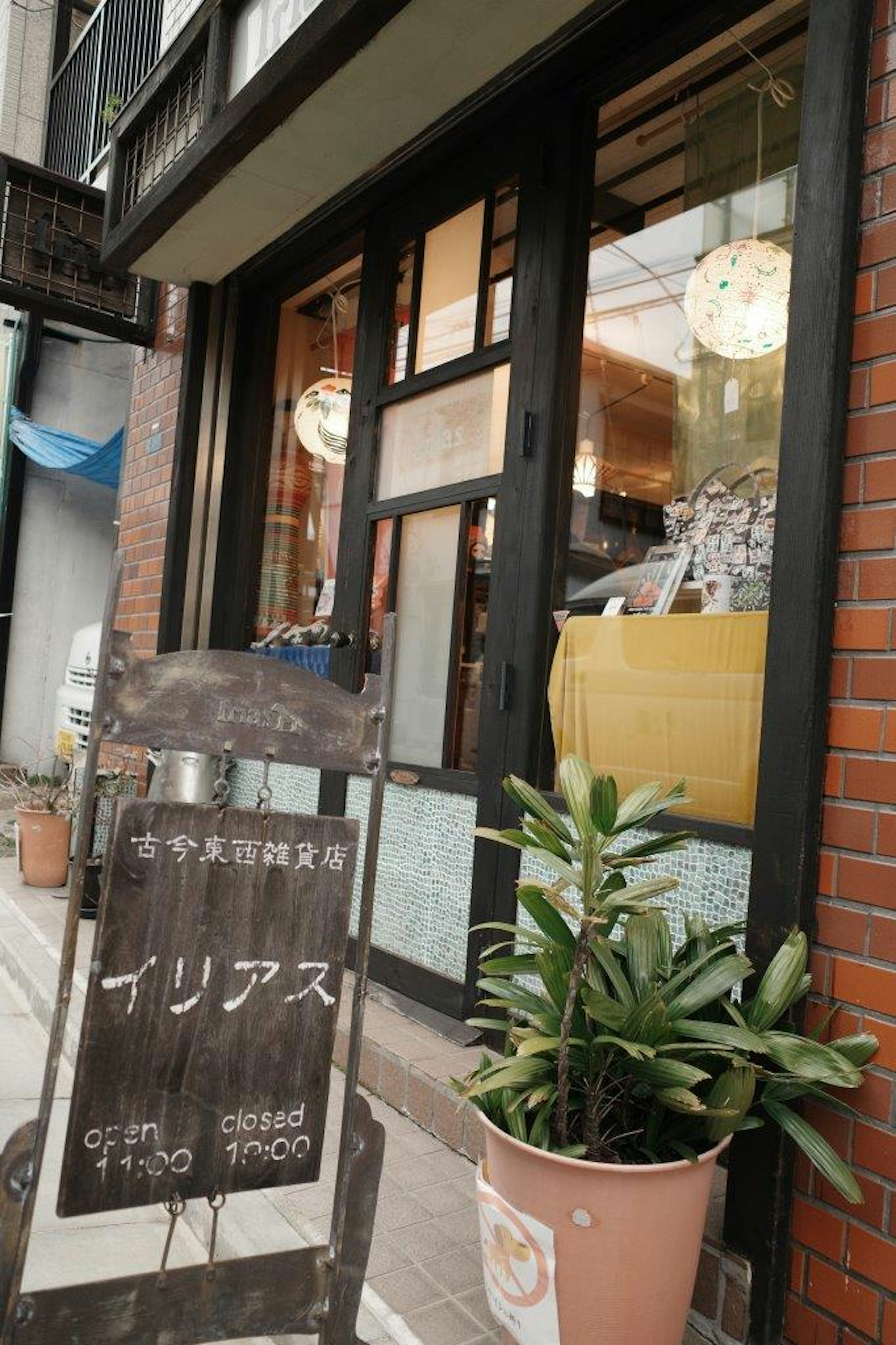 店舗の外観と看板が見えるカフェの入り口