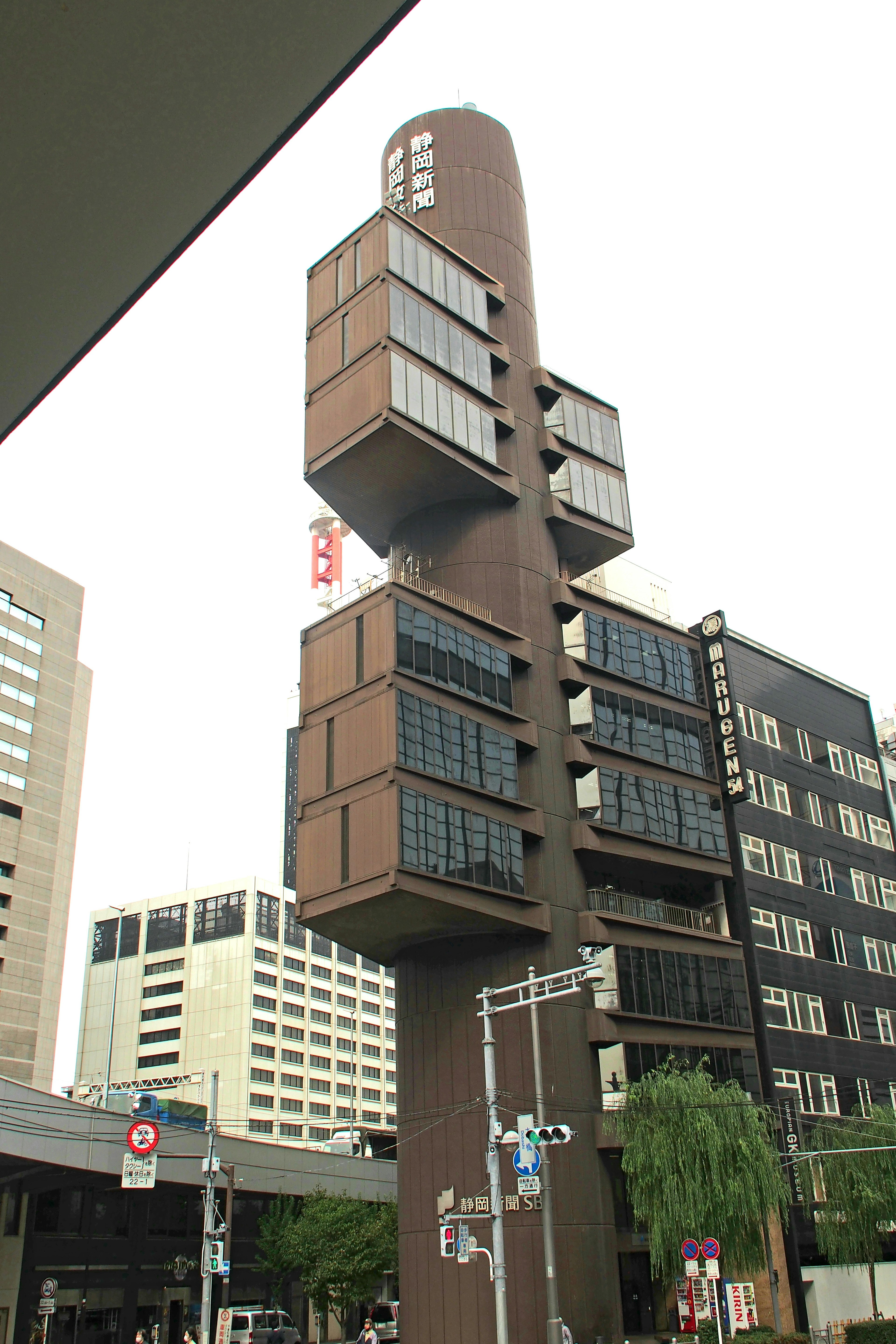 Edificio moderno único con formas rectangulares apiladas en un entorno urbano