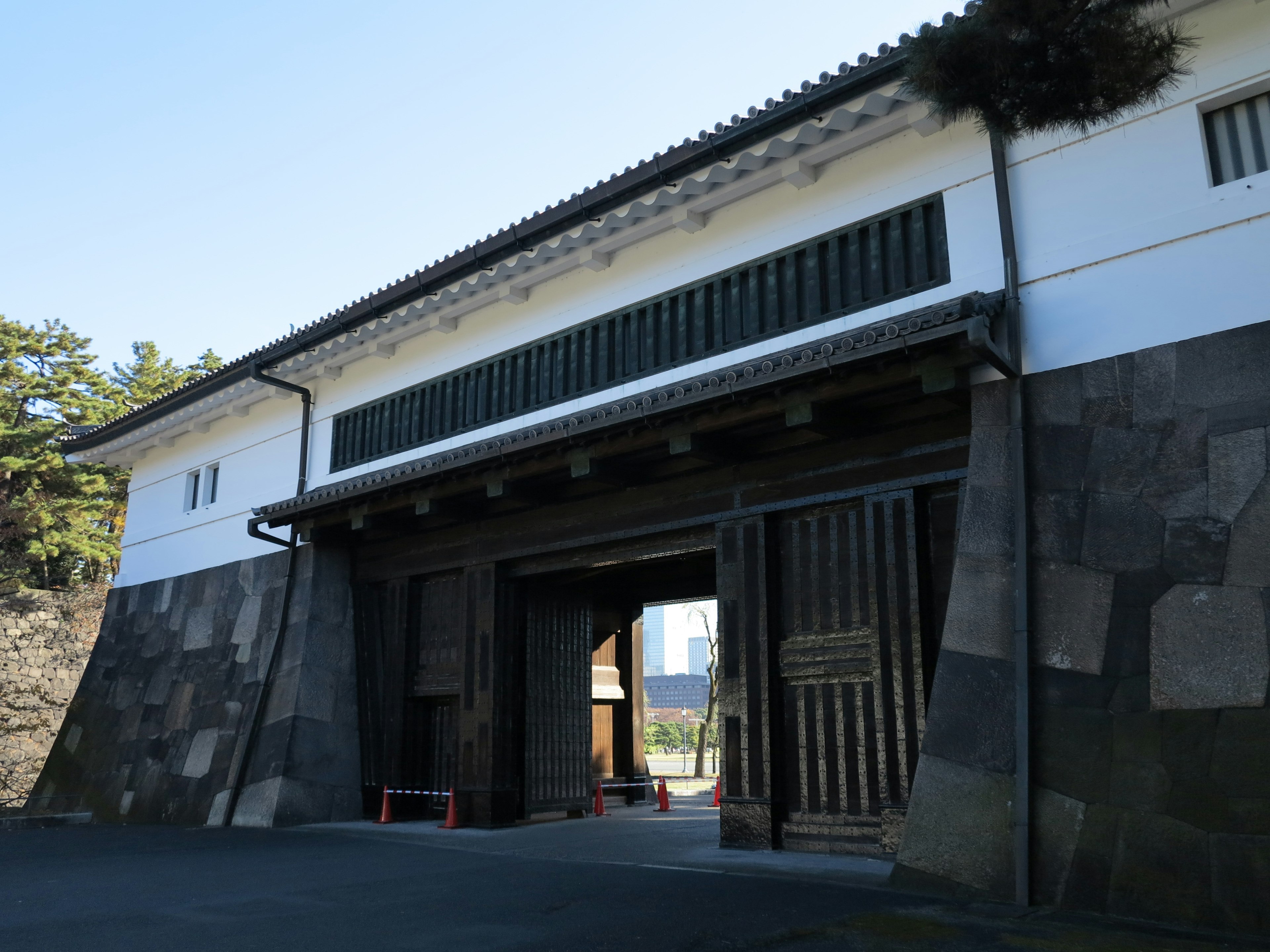 Estructura y estilo de puerta de castillo japonés tradicional