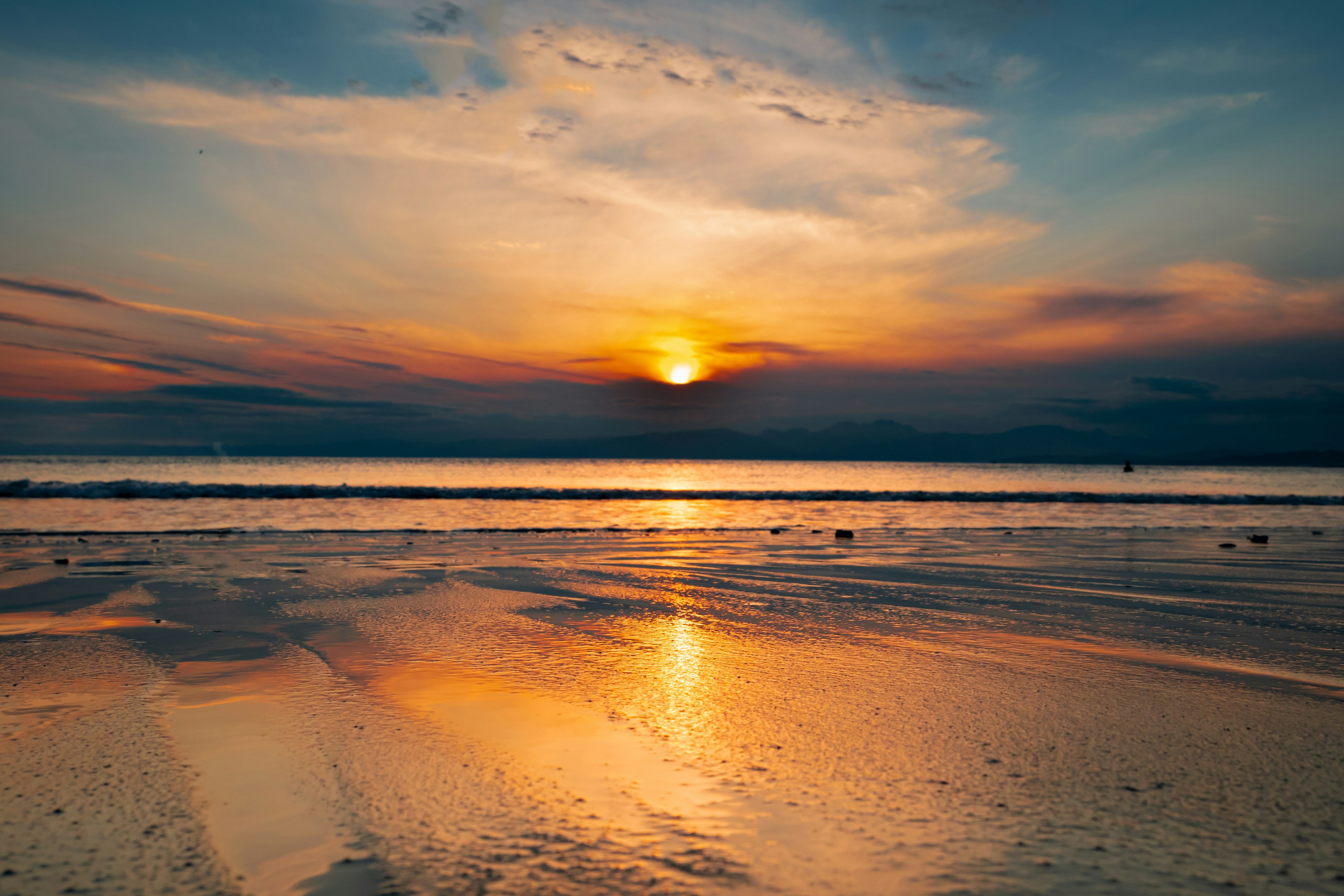 Schöner Sonnenuntergang, der sich im Ozean spiegelt