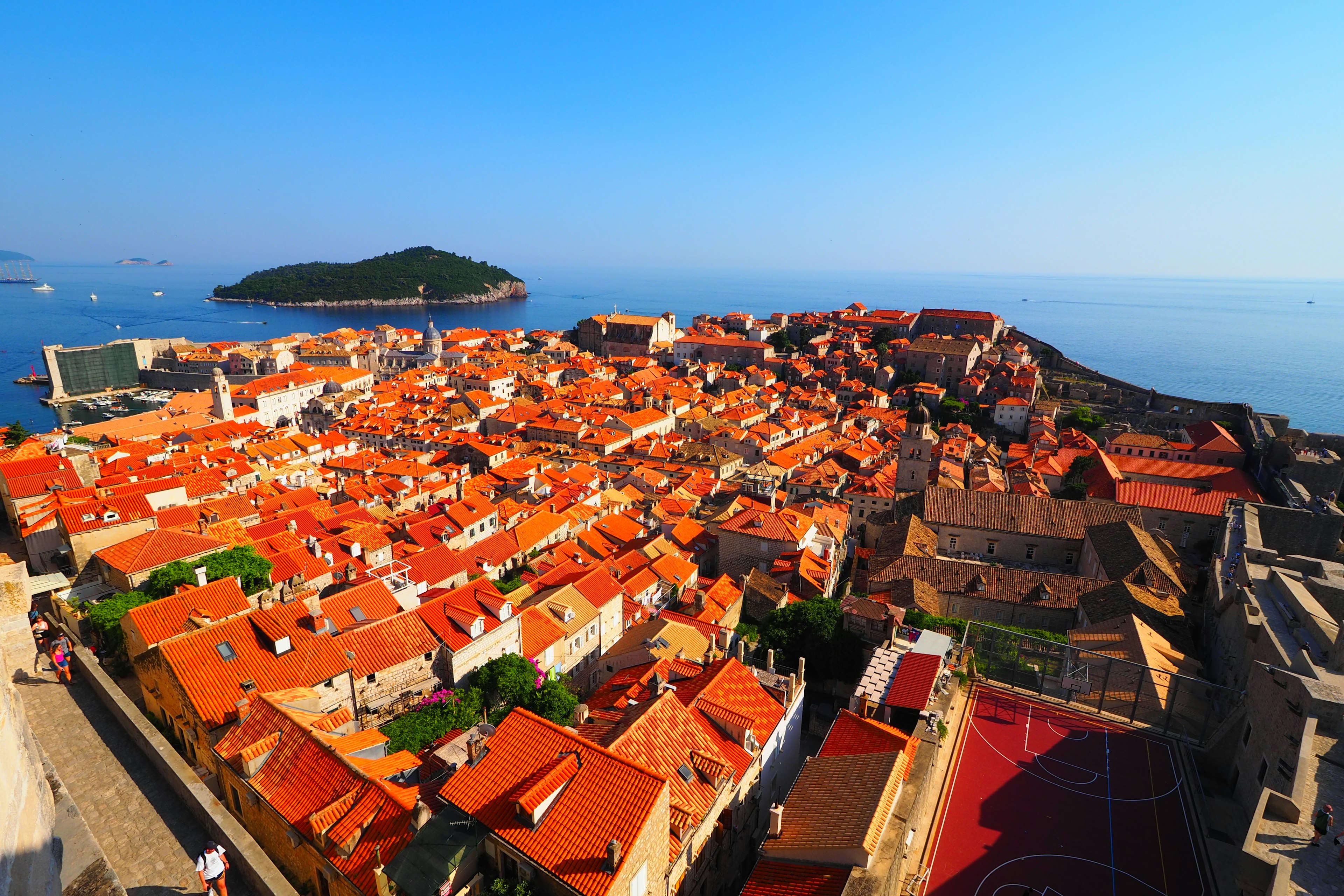 Eine schöne Aussicht auf Dubrovnik mit orangefarbenen Dächern und dem Meer