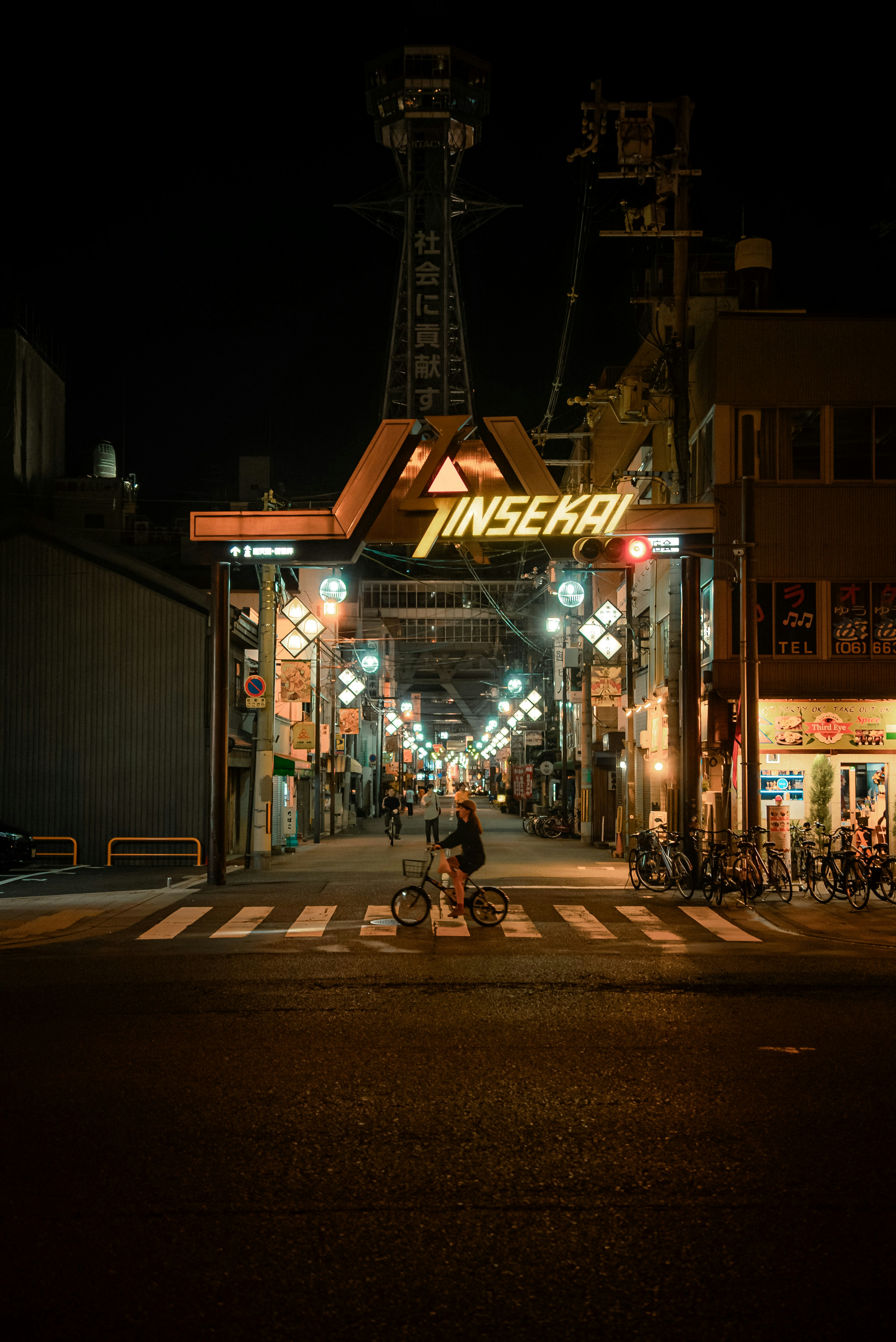 夜の街並みと繁華街の入り口にあるインセラキの看板