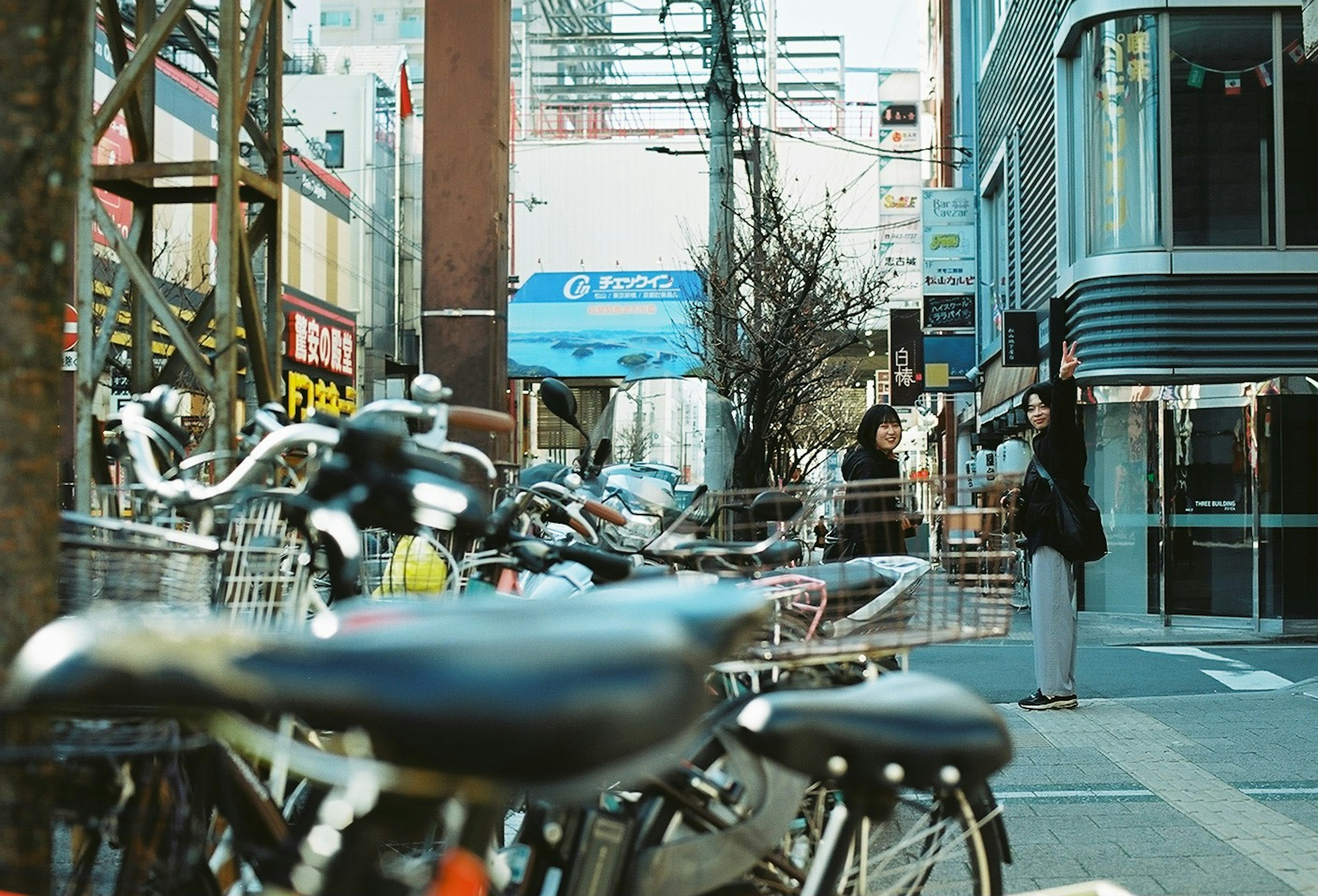 城市街道上的自行車和正在交談的人們